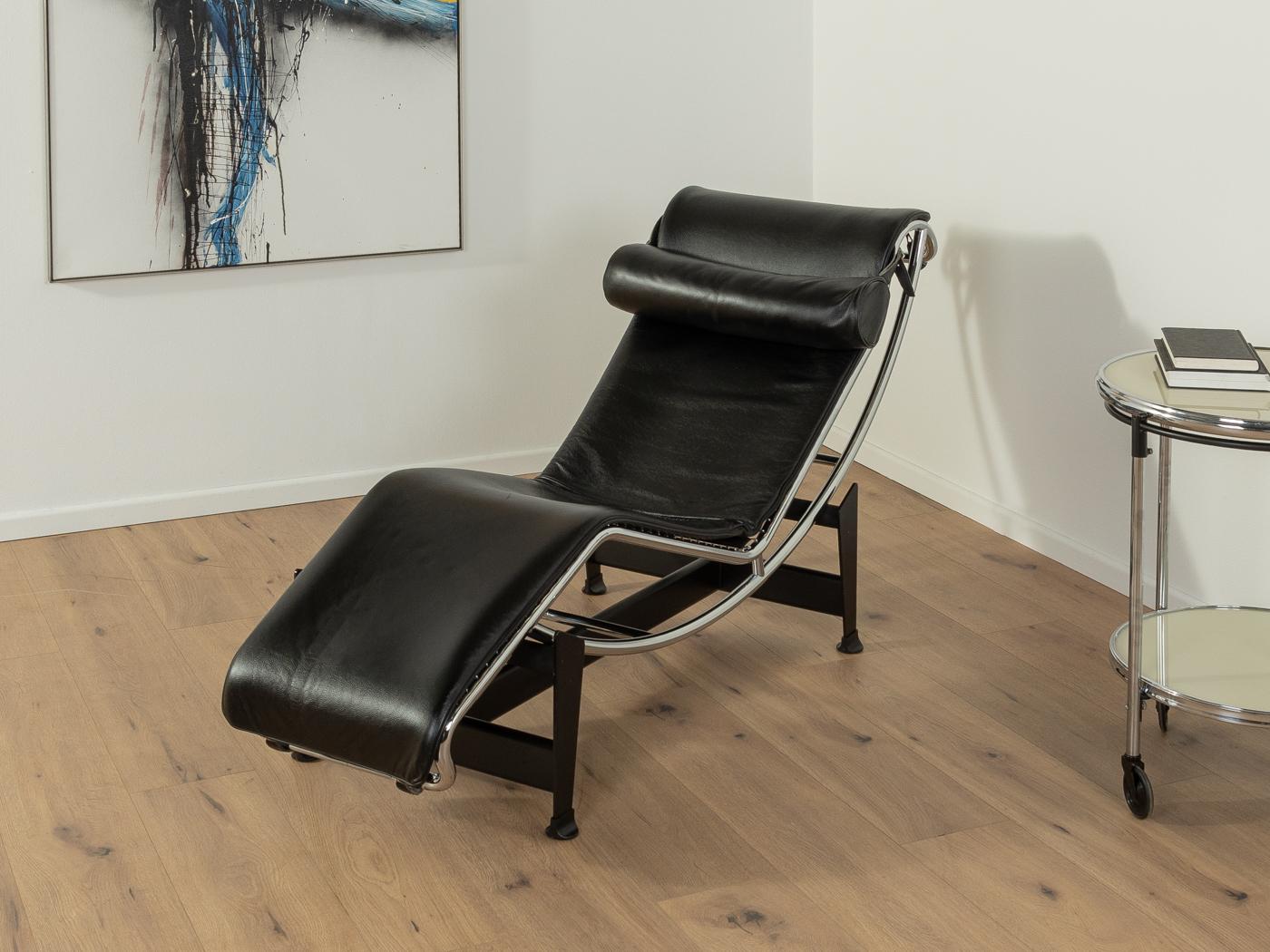 Légendaire chaise longue LC 4 conçue par LE CORBUSIER pour Cassina en 1928. Cadre chromé de haute qualité sur une construction en acier noir avec une surface inclinable avec revêtement en cuir original noir. En parfait état, avec le Label