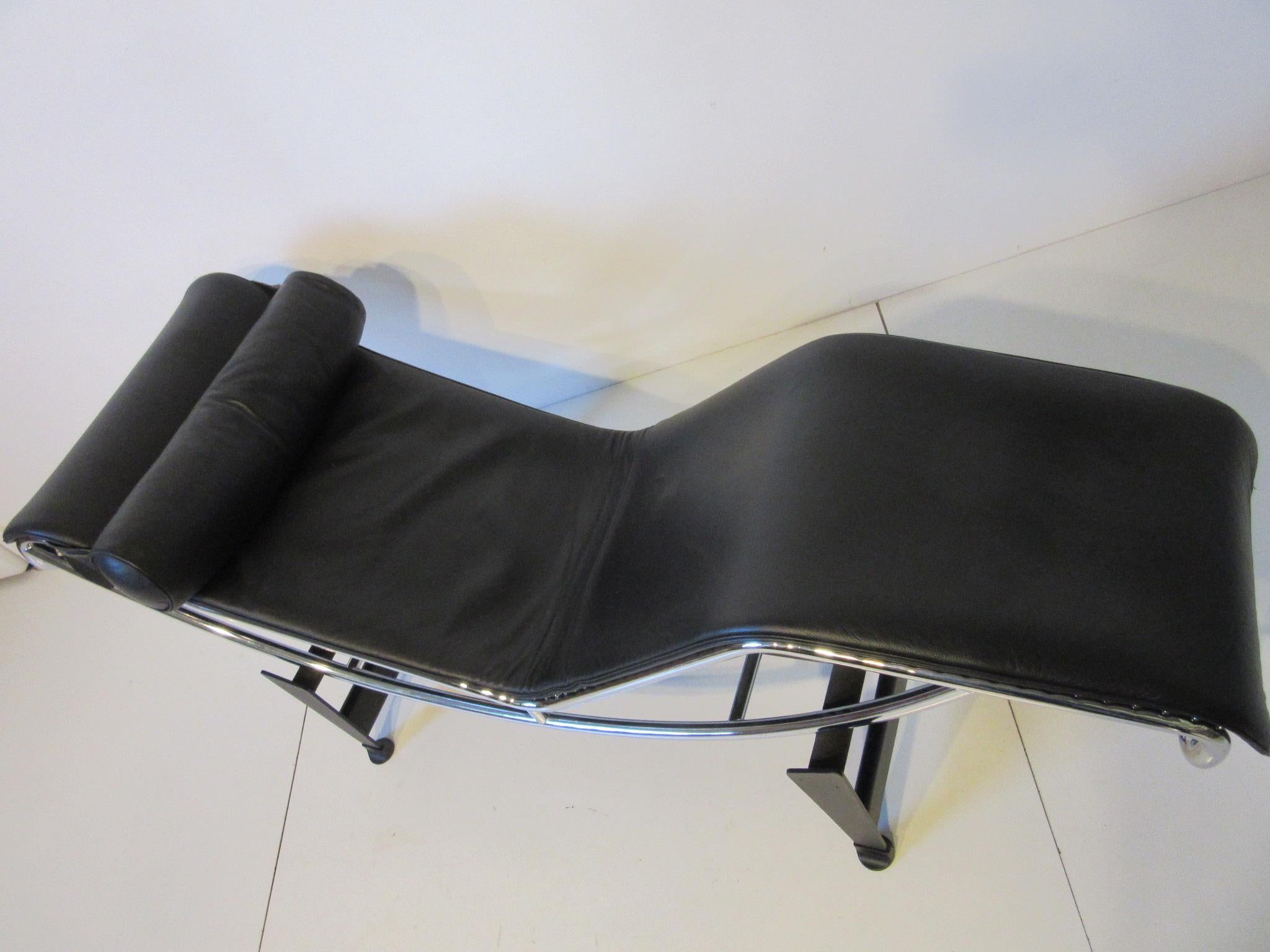 Le Corbusier LC- 4 Leather Lounger by Cassina   In Good Condition In Cincinnati, OH