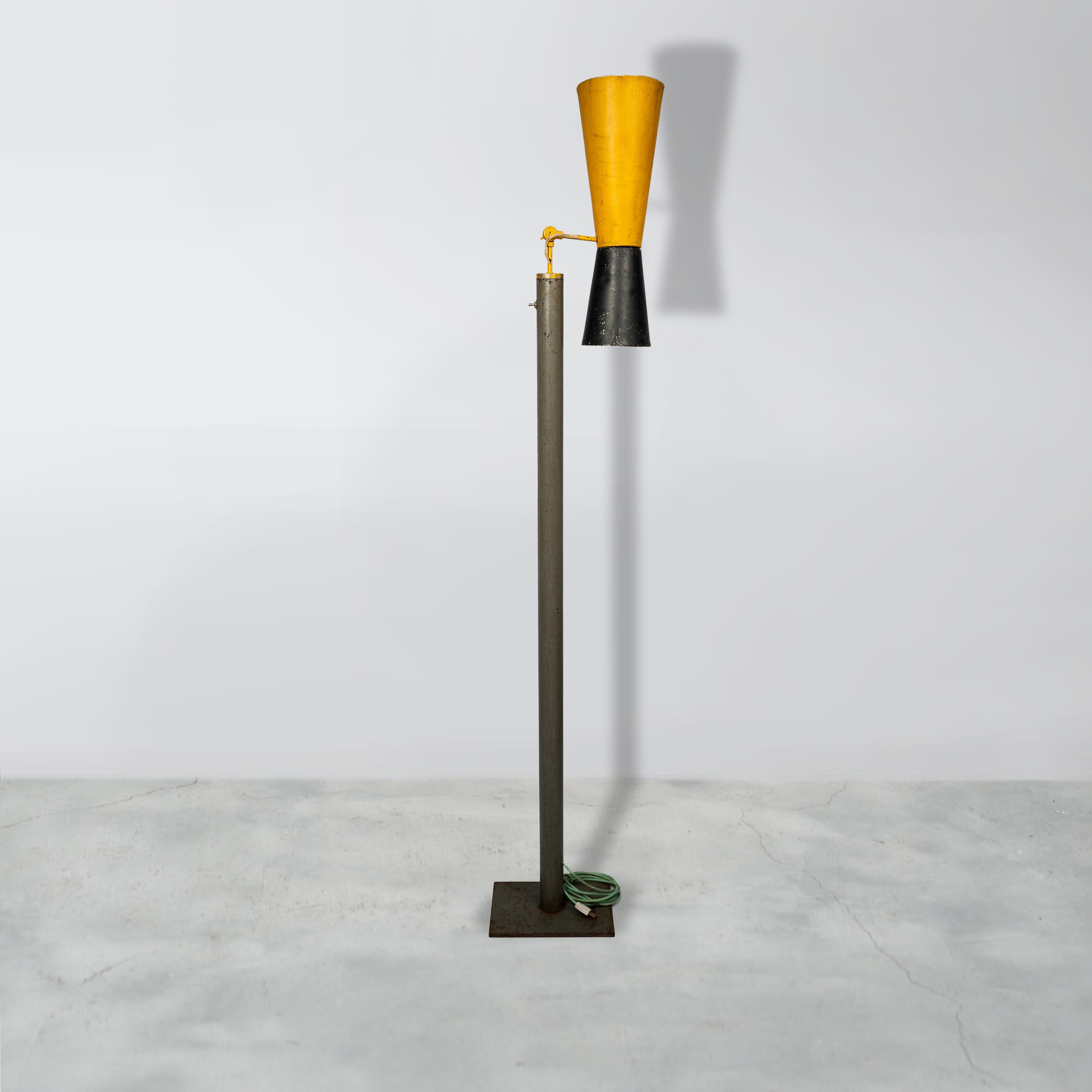 Le Corbusier LC-LU-02-A Lampe/ Echte Stehleuchte Diabolo (Indisch) im Angebot
