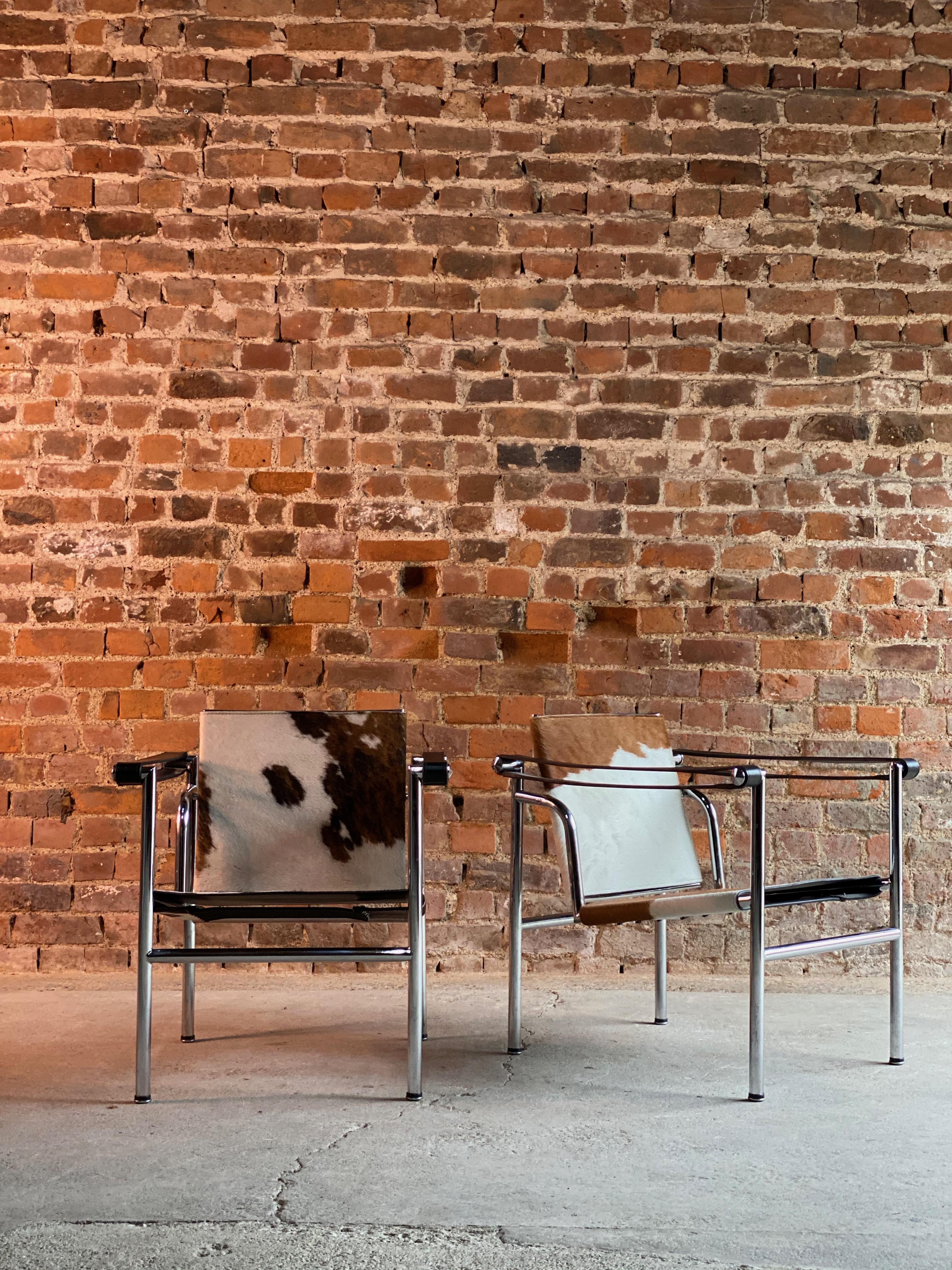 Chaises Le Corbusier LC1 Basculant de Charlotte Perriand et Pierre Jeanneret 

Fauteuil à dossier Basculant paire de fauteuils LC1 Basculant originaux de Le Corbusier, Pierre Jeanneret et Charlotte Perriand, en cuir de vache ou de poney sur des