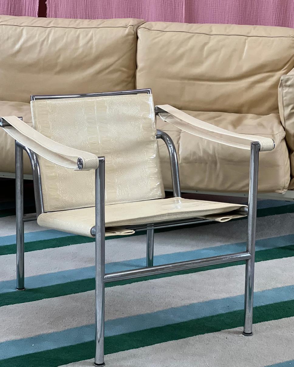Früher nummerierter LC1-Stuhl von Le Corbusier und Pierre Jeanneret. Frühe Produktionsnummer 210, daher ist dies eine der ersten Produktionen von Cassina. In fantastischem Originalzustand mit einem elfenbeinfarbenen Mokkoleder. Signiert auf dem
