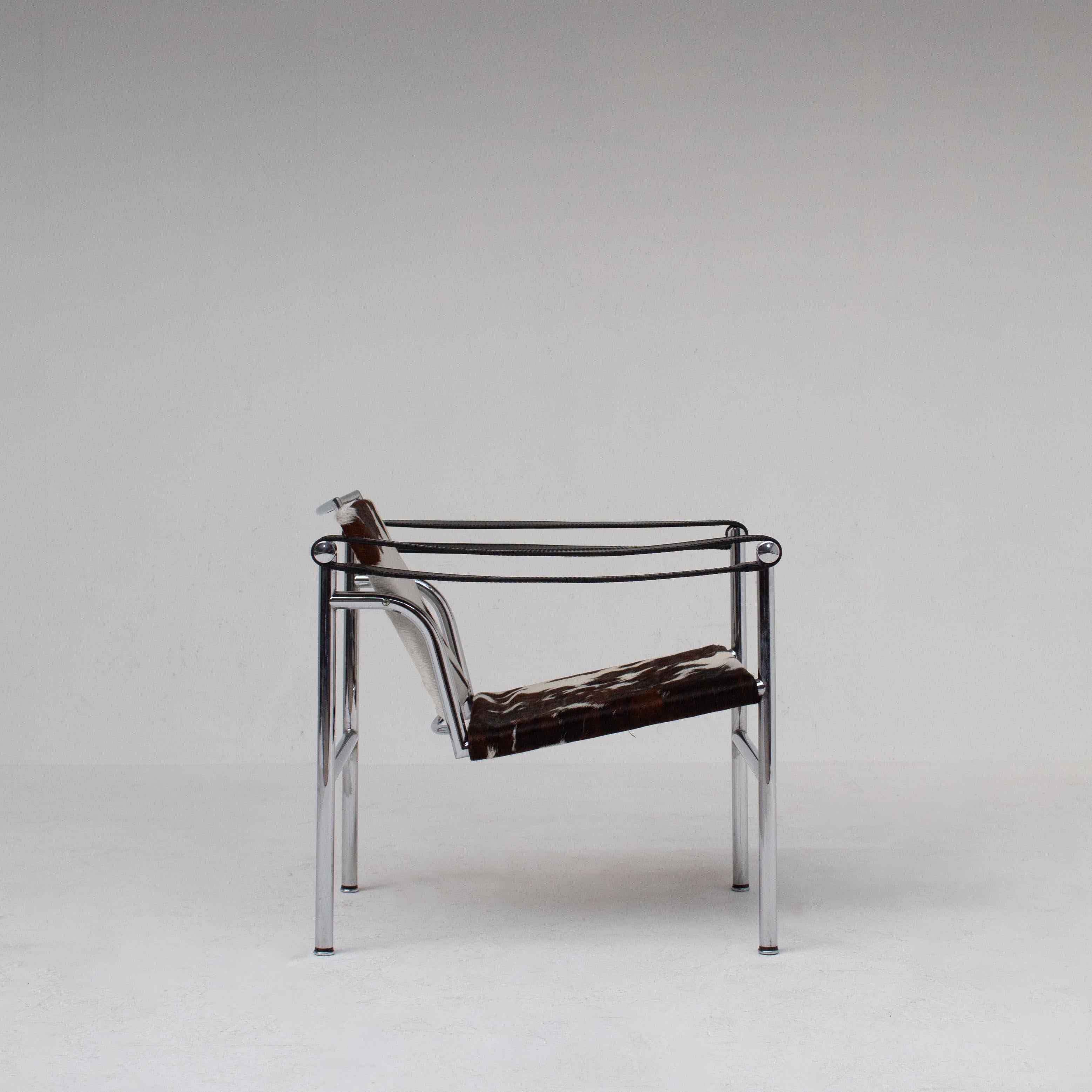 XXIe siècle et contemporain Le Corbusier LC1 Fauteuil en peau de vache par Cassina en vente