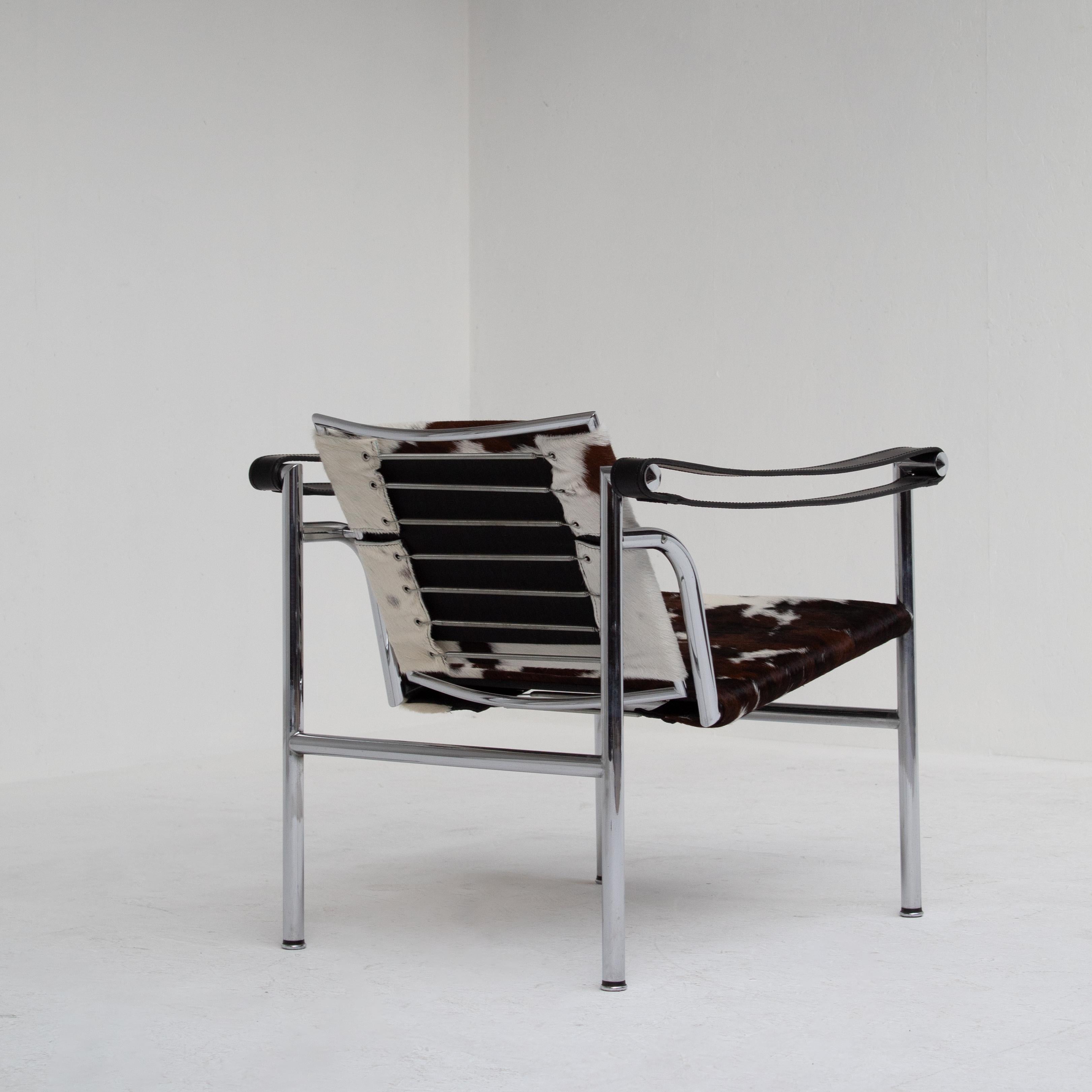 Métal Le Corbusier LC1 Fauteuil en peau de vache par Cassina en vente