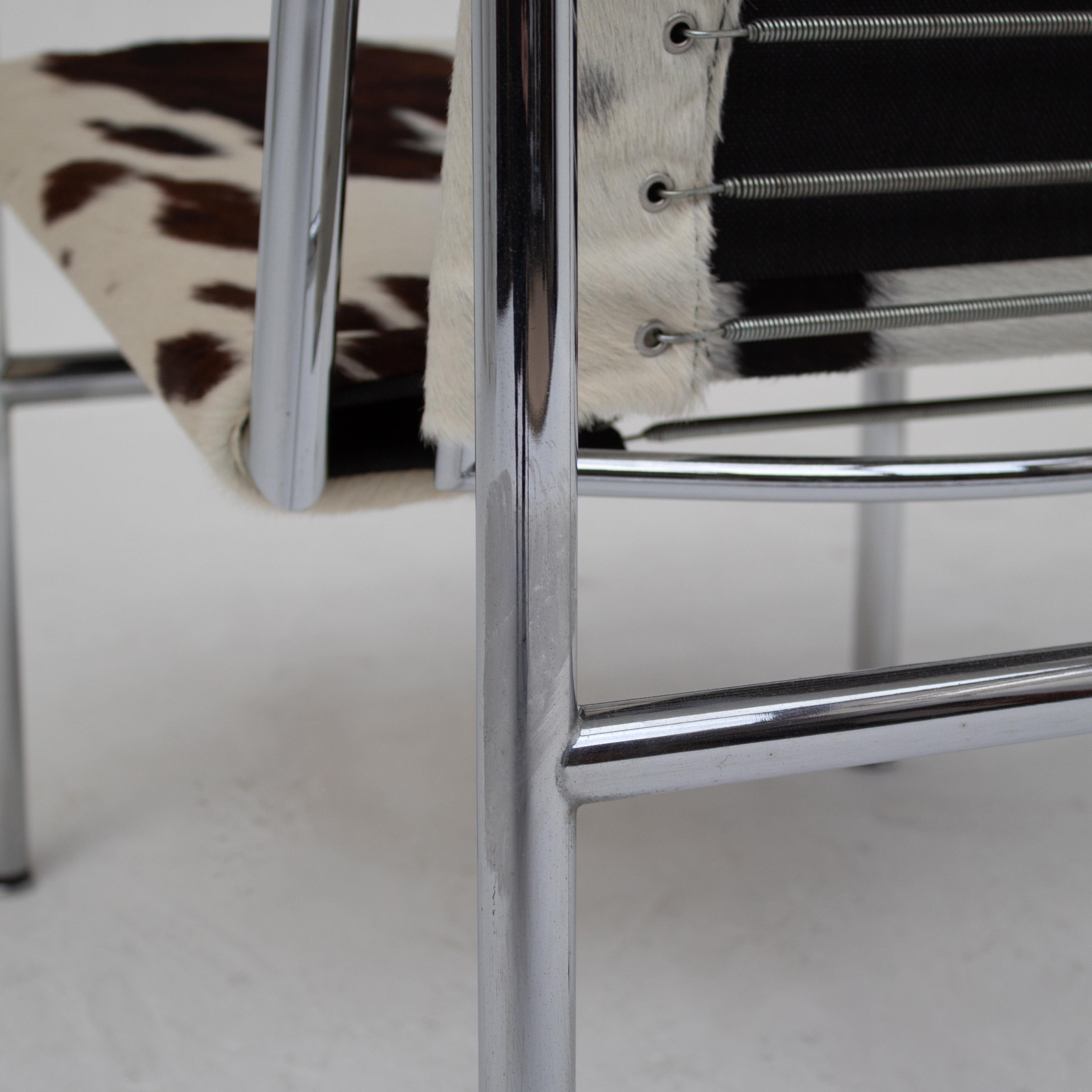 Le Corbusier LC1 Fauteuil en peau de vache par Cassina en vente 3