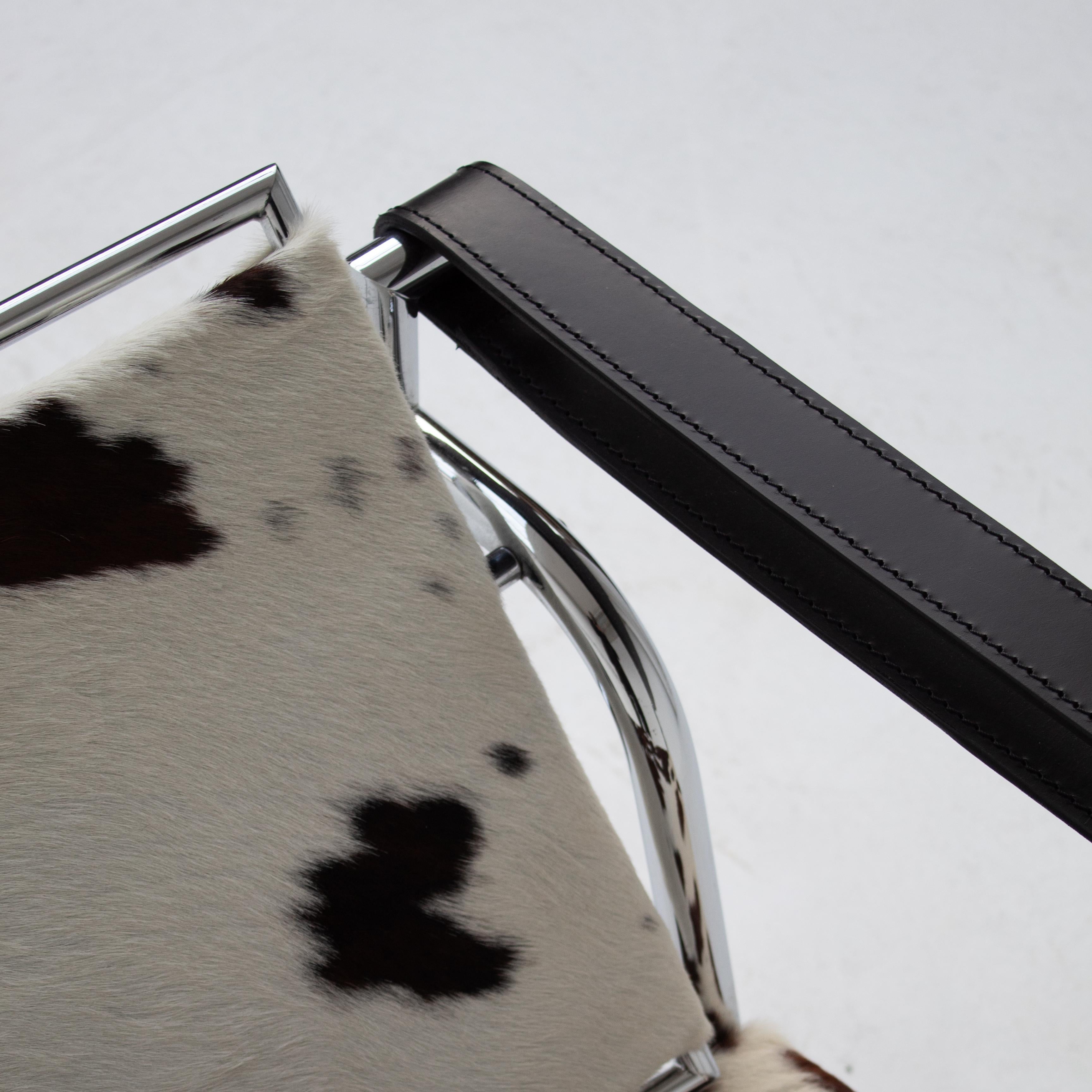 Le Corbusier LC1 Fauteuil en peau de vache par Cassina en vente 4