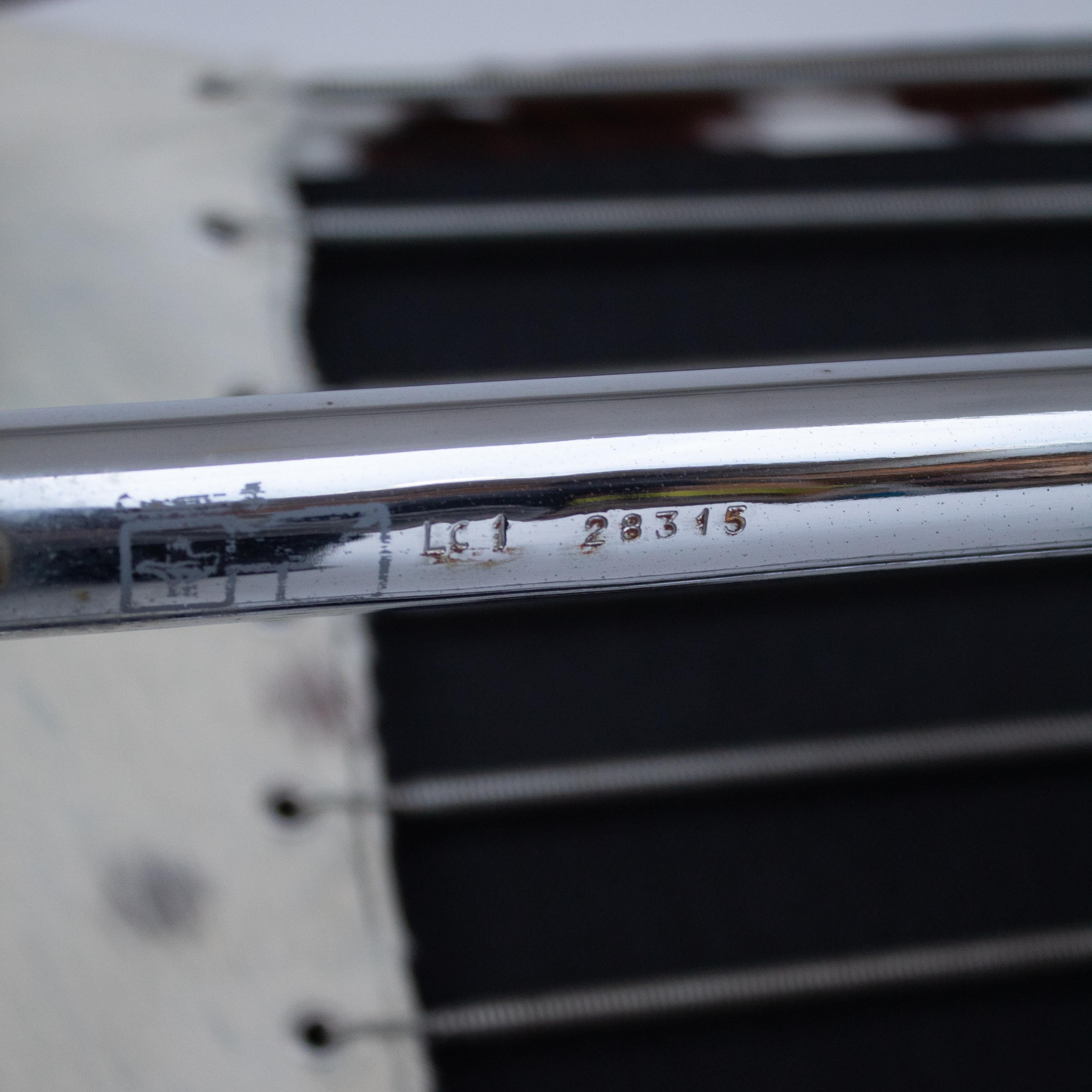 Le Corbusier LC1 Fauteuil en peau de vache par Cassina en vente 5