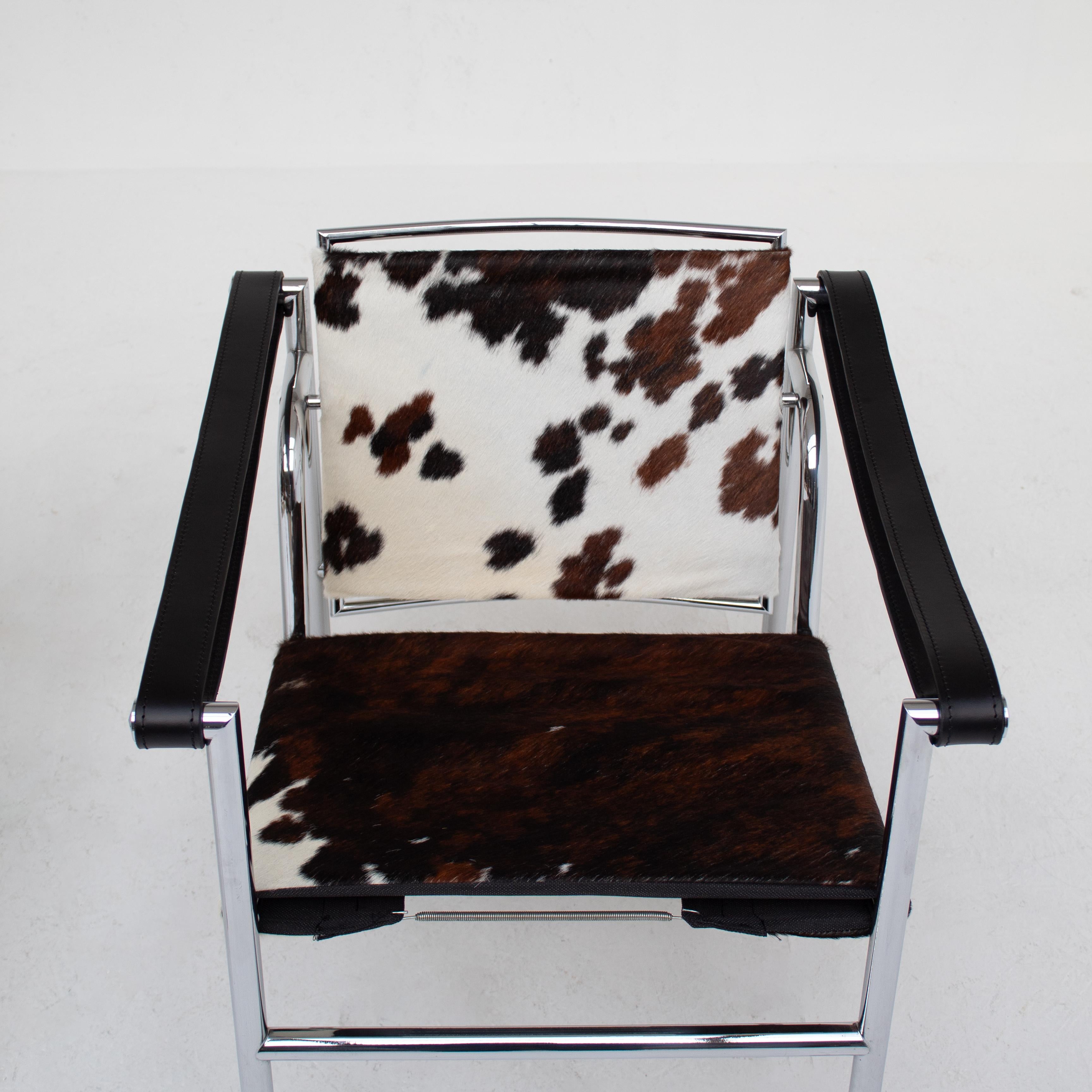 Moderne Le Corbusier LC1 Fauteuil en peau de vache par Cassina en vente