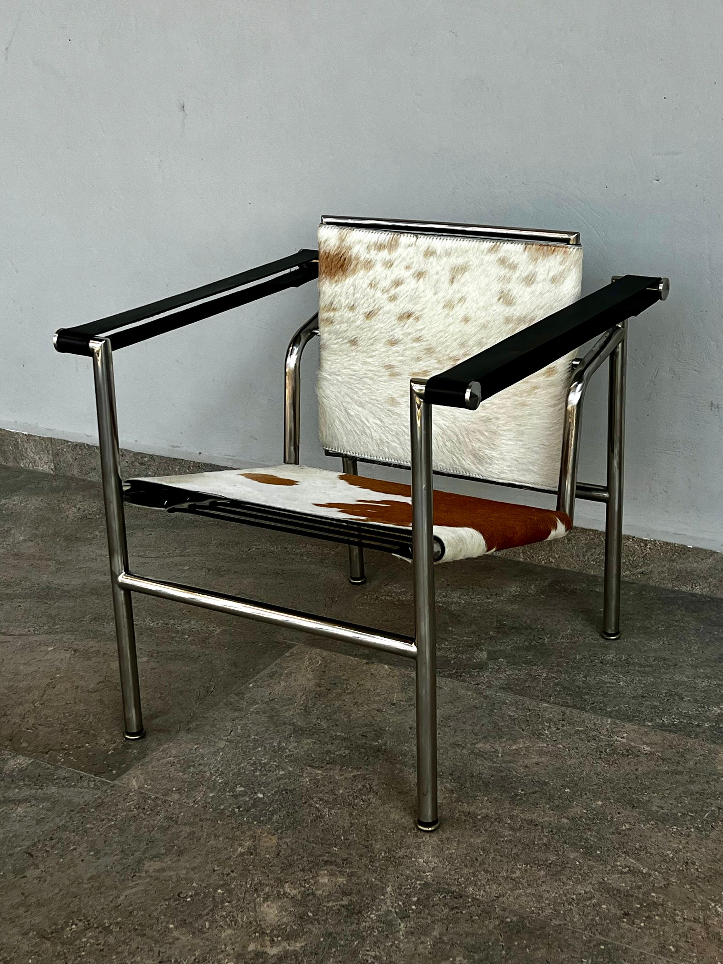 Fauteuils LC1, avec structure en acier chromé, dossier et assise en cuir de vache et accoudoirs en cuir noir.
Proposé en l'état, photos détaillées sur demande.