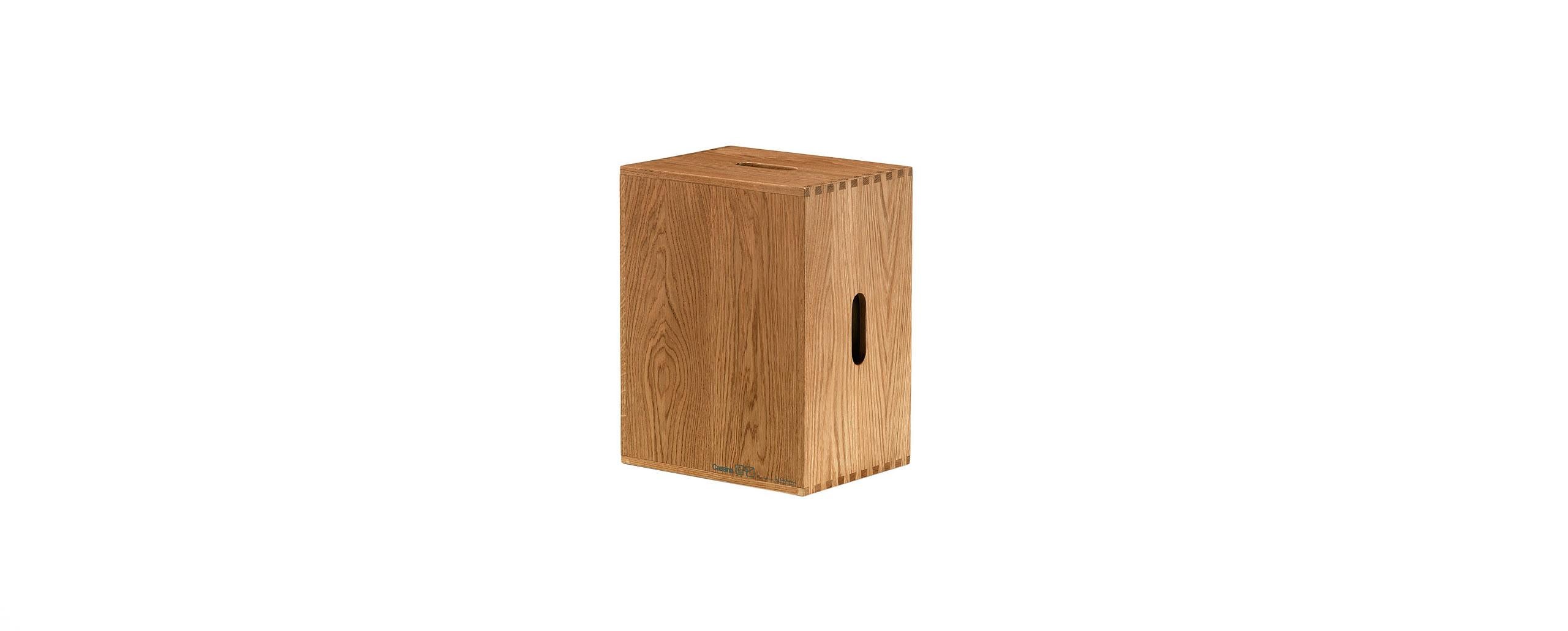 Le Corbusier LC14 Maison Du Brésil Holzhocker für Cassina

Dieser historische Design-Hocker wurde 1959 von Le Corbusier für das Maison du Brésil in Paris entworfen und ist aus massiver Eiche mit natürlicher Beize gefertigt.  Die länglichen Öffnungen