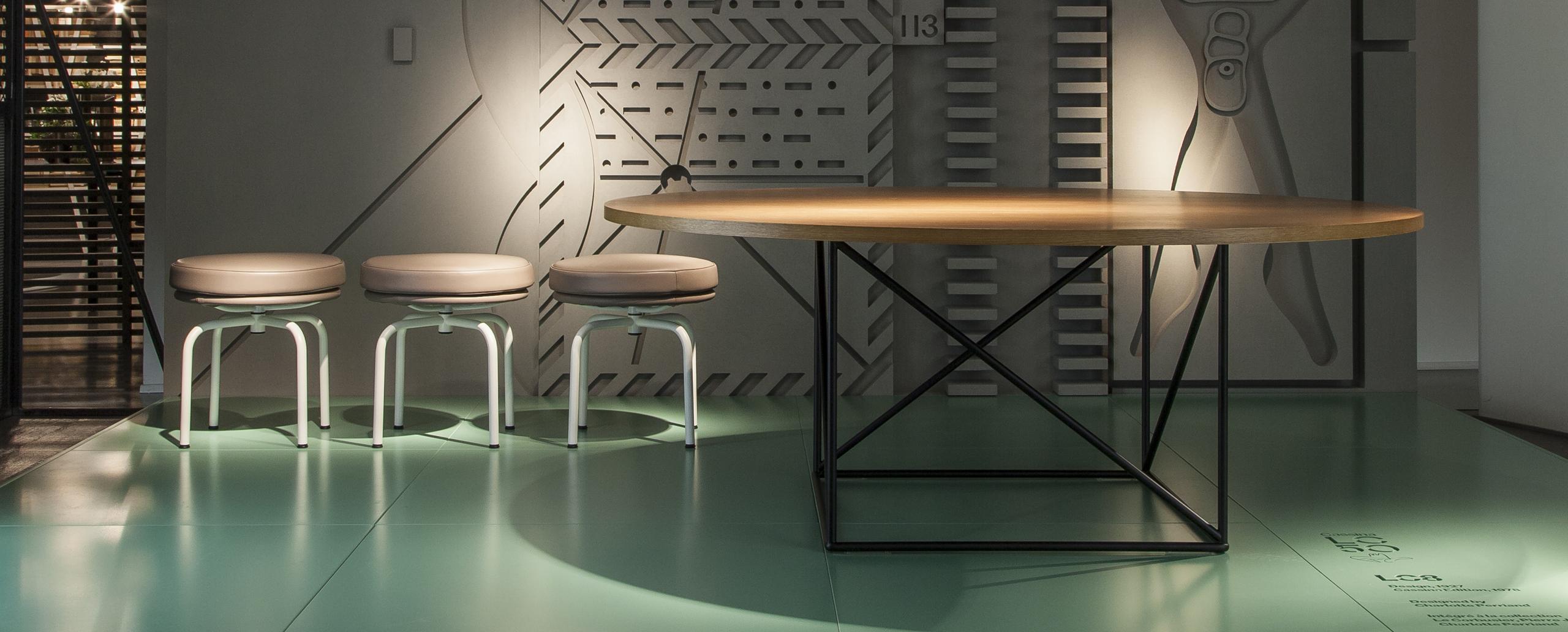 Table designed by Le Corbusier in 1958. Relaunched in 2010.
Manufactured by Cassina in Italy.

Organic and yet rational, this table was designed by Le Corbusier in 1958. Its distinctive construction derives from two geometric figures: the circle, in