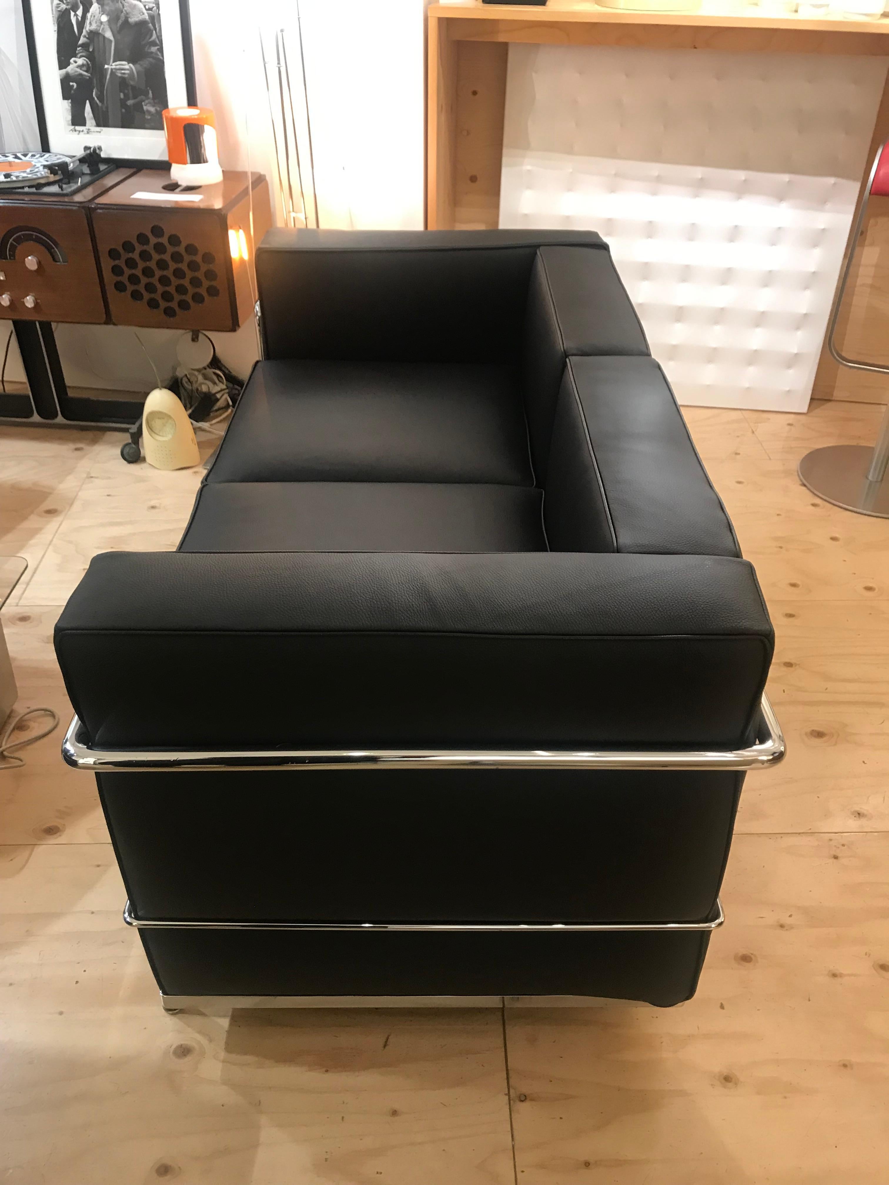 Le Corbusier - LC2 2-Seat sofa in black grained leather

Trivalent chromed steel structure. Self-cushioning cushions made of expanded polyurethane foam and polyester wadding. Grained black leather covering.

Engraved and signed in