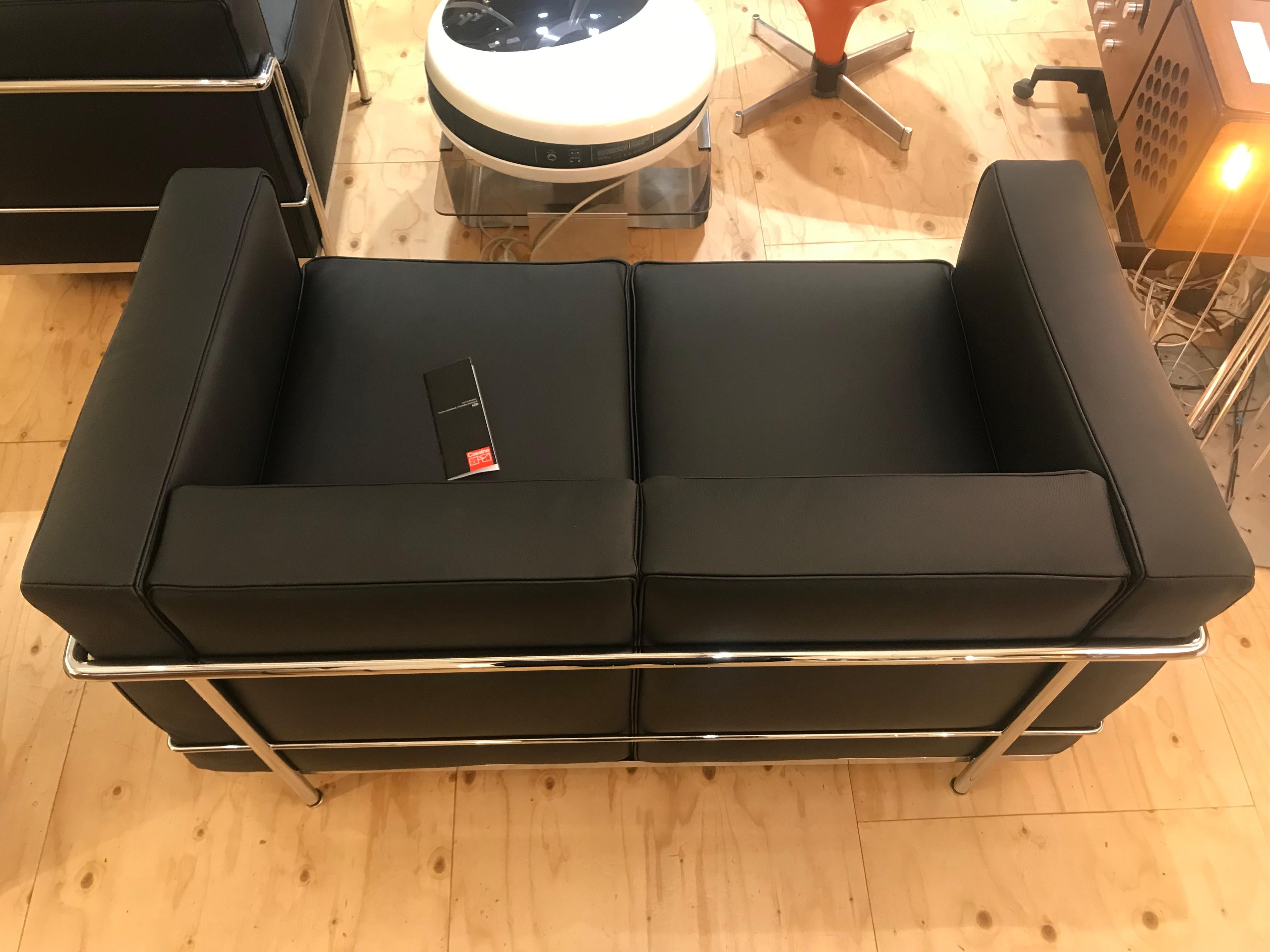 Contemporary Le Corbusier - LC2 2-Seat Sofa in Black Grained Leather