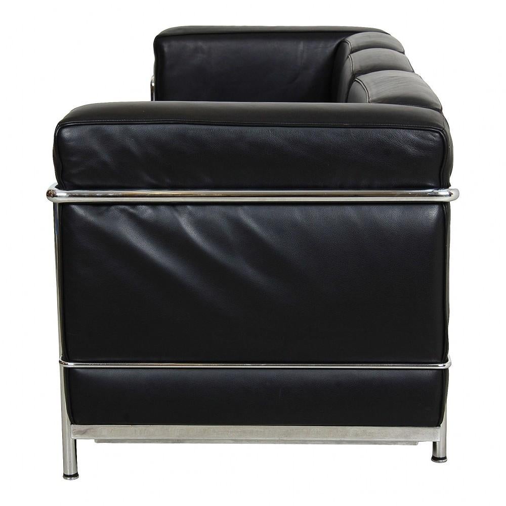 Autre Le Corbusier Lc2/3-Seater Sofa with Black Leather and Steel Frame (Canapé Le Corbusier Lc2/3 places en cuir noir et structure en acier)