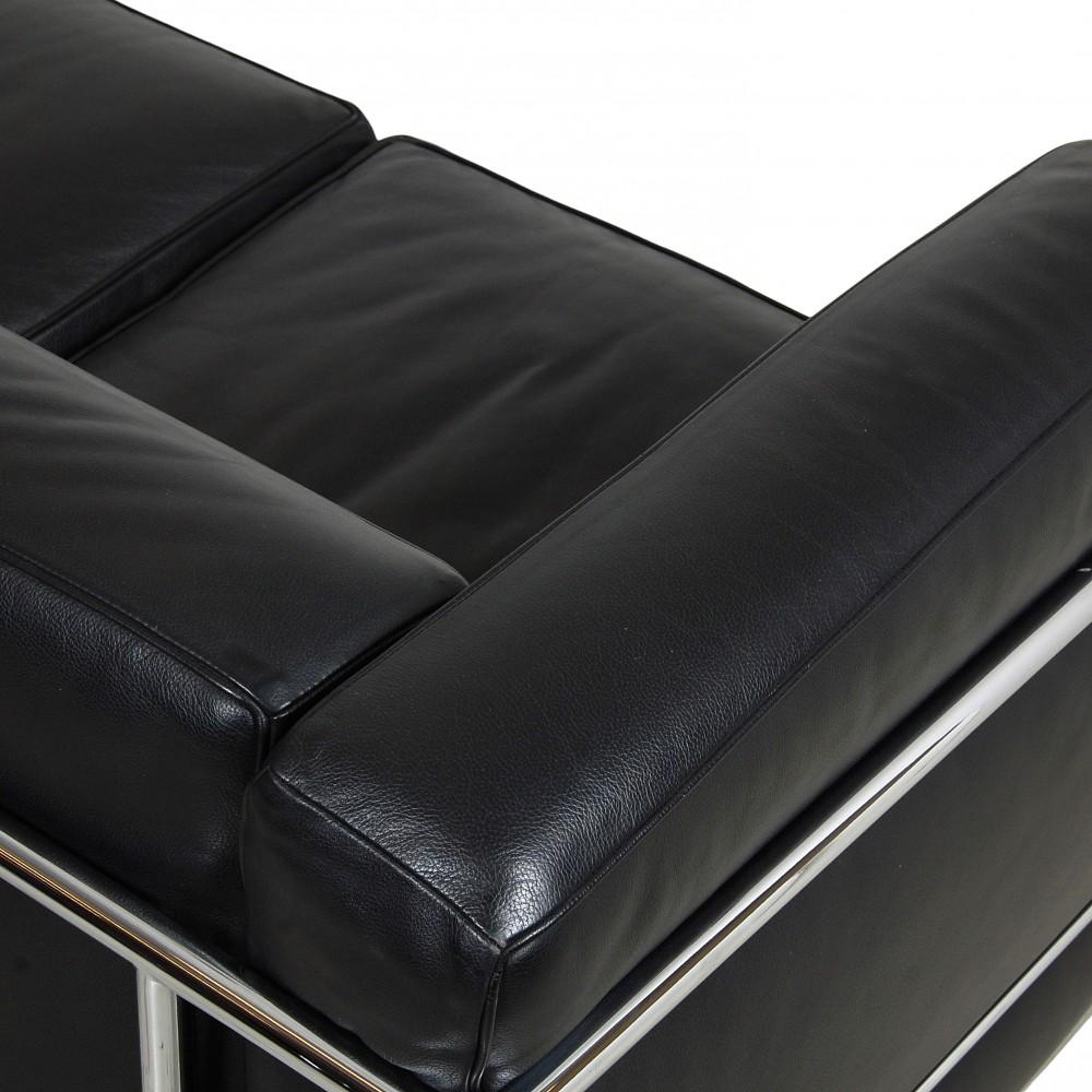 Le Corbusier Lc2/3-Seater Sofa with Black Leather and Steel Frame (Canapé Le Corbusier Lc2/3 places en cuir noir et structure en acier) Bon état à Herlev, 84