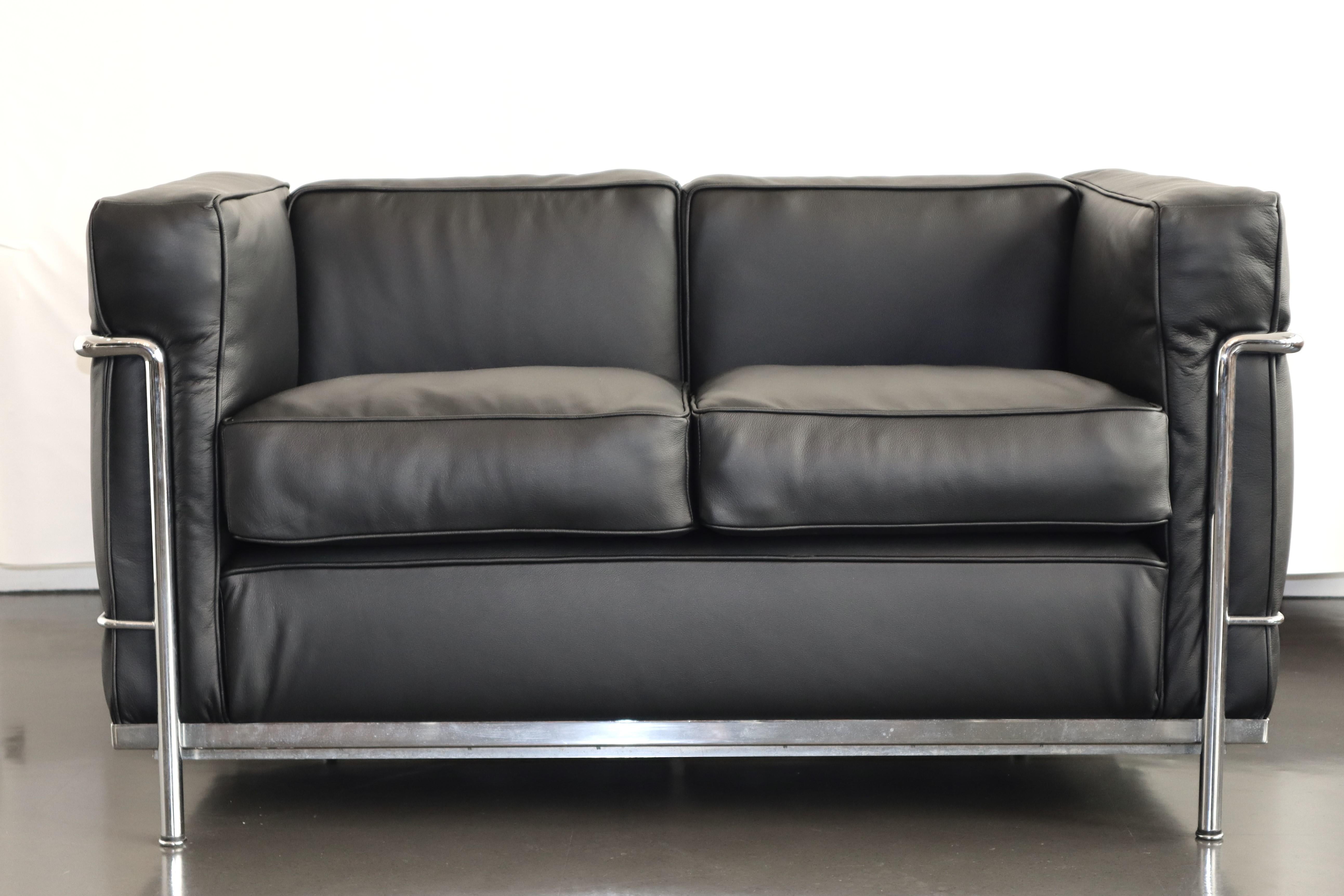 Le Corbusier LC2 Sessel + 2-Sitz-Sofa-Set aus schwarzem Leder und Chrom (Bauhaus) im Angebot