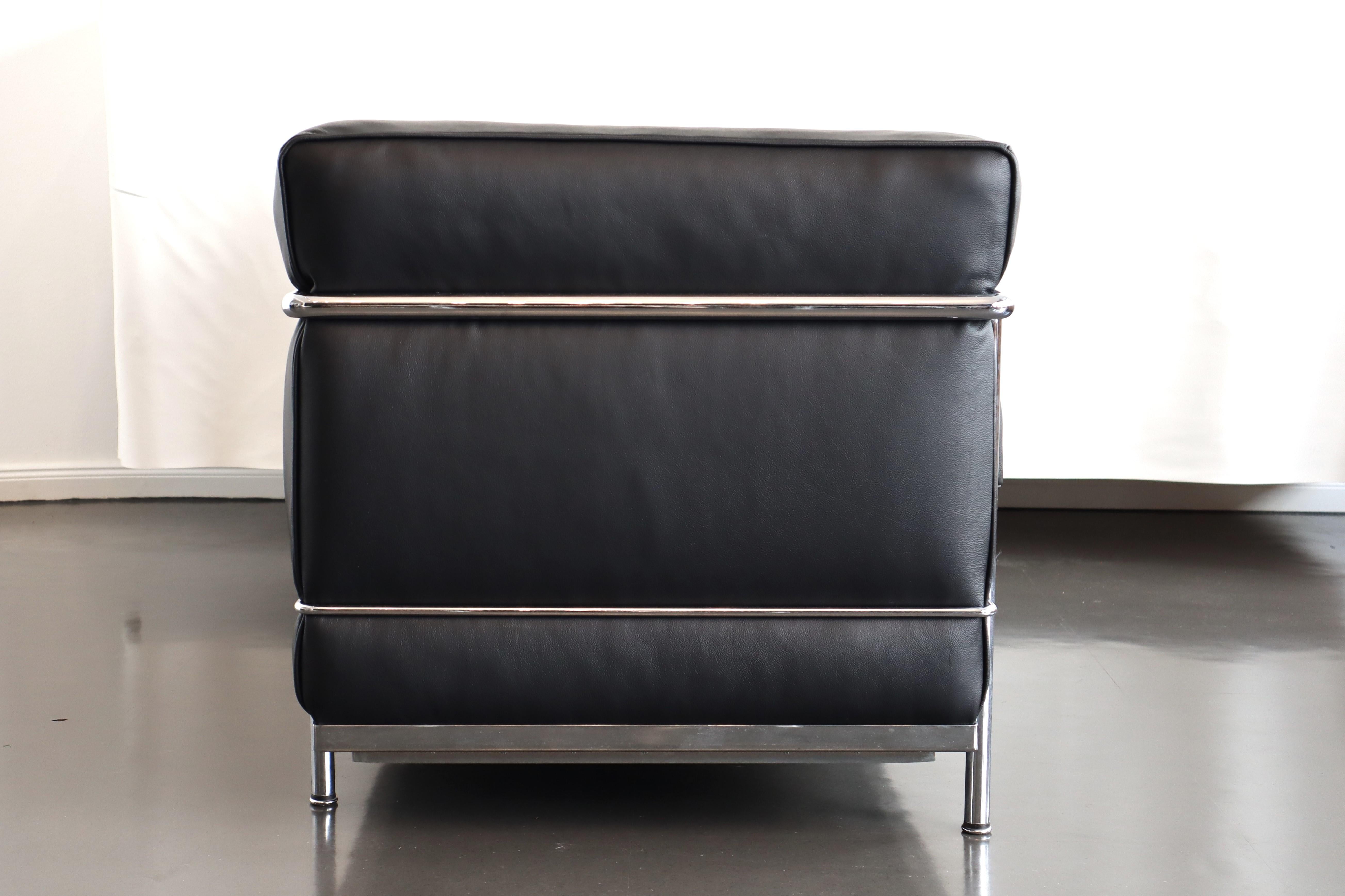 Le Corbusier LC2 Sessel + 2-Sitz-Sofa-Set aus schwarzem Leder und Chrom (Italienisch) im Angebot