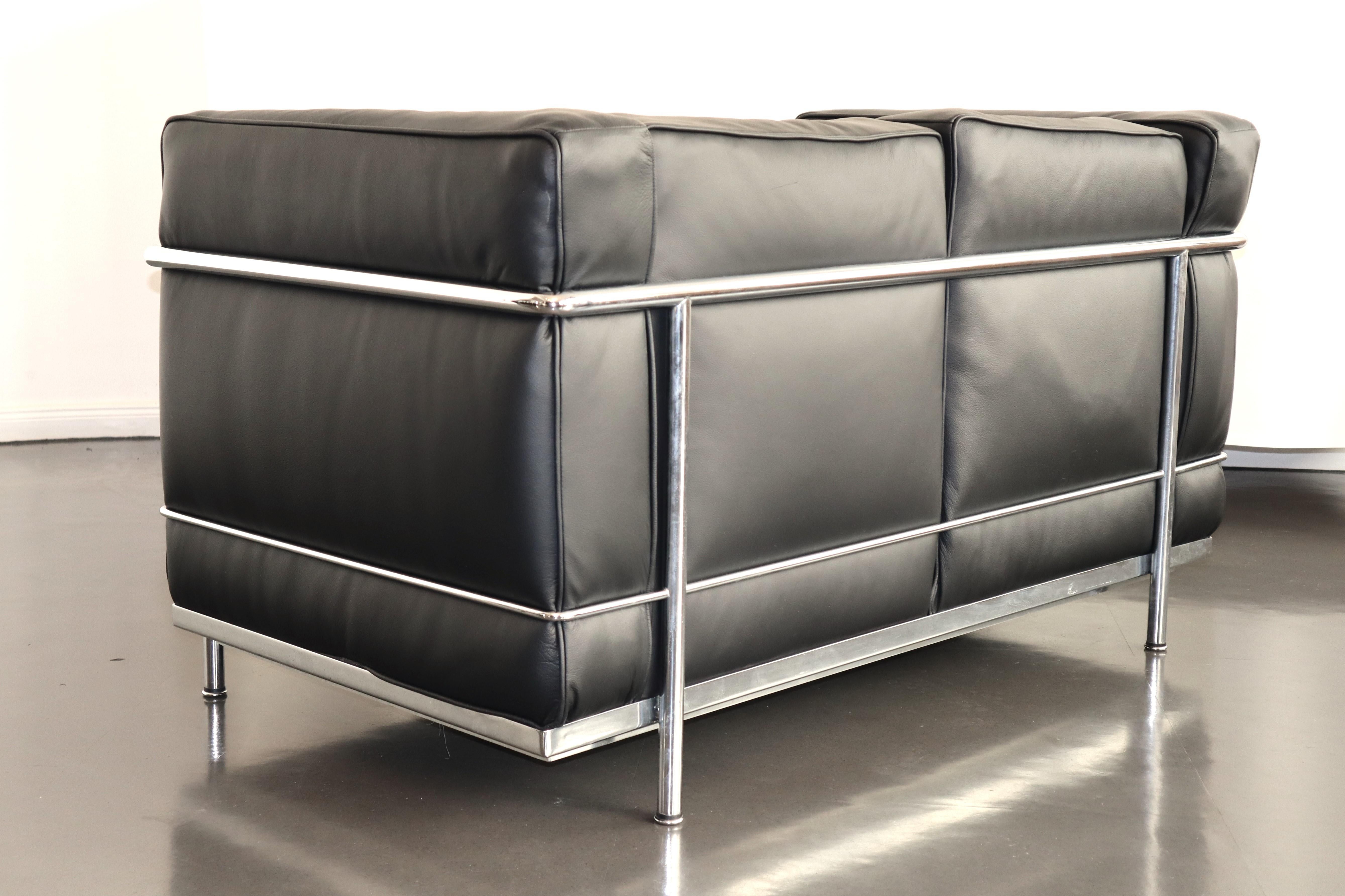 Le Corbusier LC2 Sessel + 2-Sitz-Sofa-Set aus schwarzem Leder und Chrom im Zustand „Gut“ im Angebot in Grand Cayman, KY