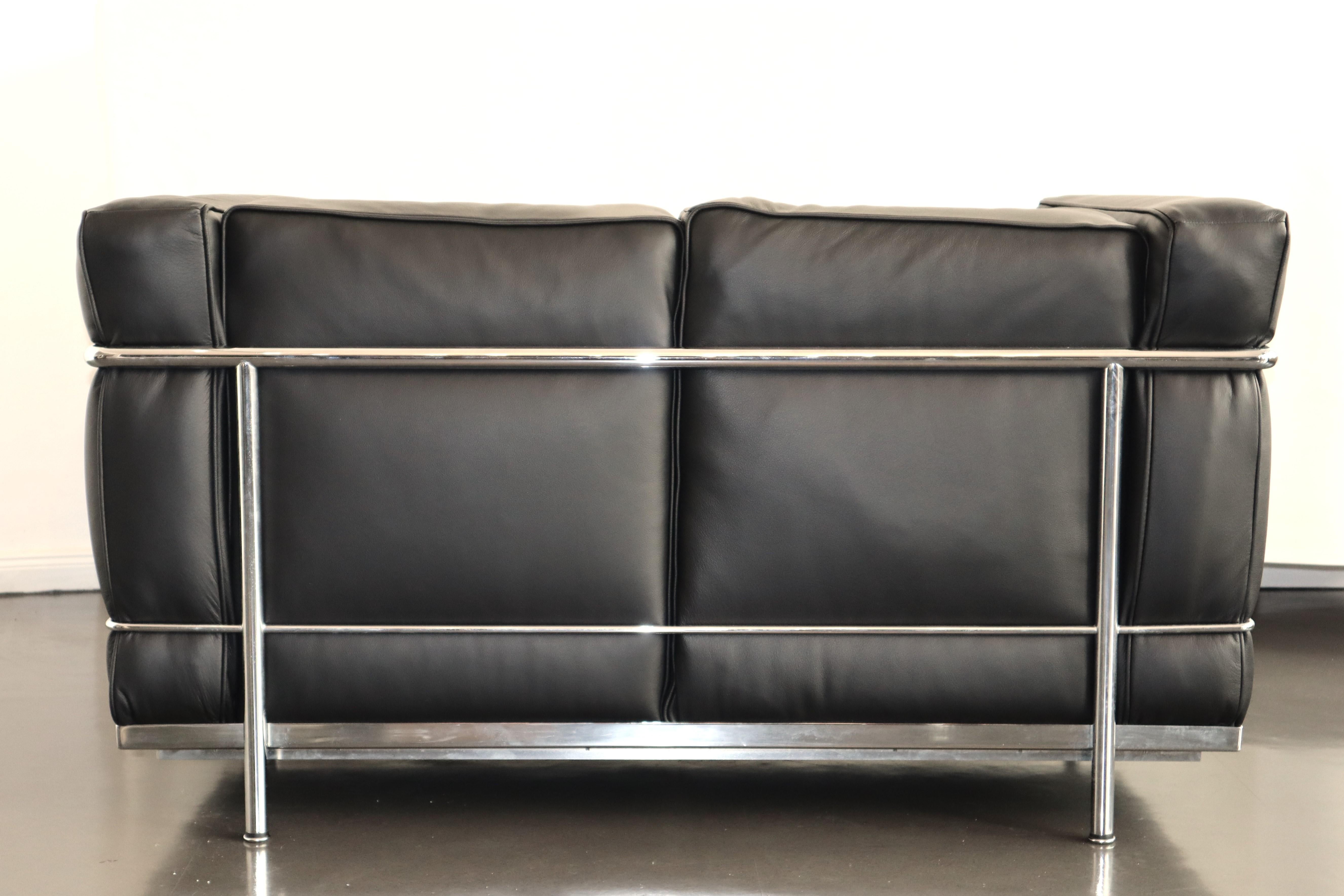 Le Corbusier LC2 Sessel + 2-Sitz-Sofa-Set aus schwarzem Leder und Chrom (20. Jahrhundert) im Angebot