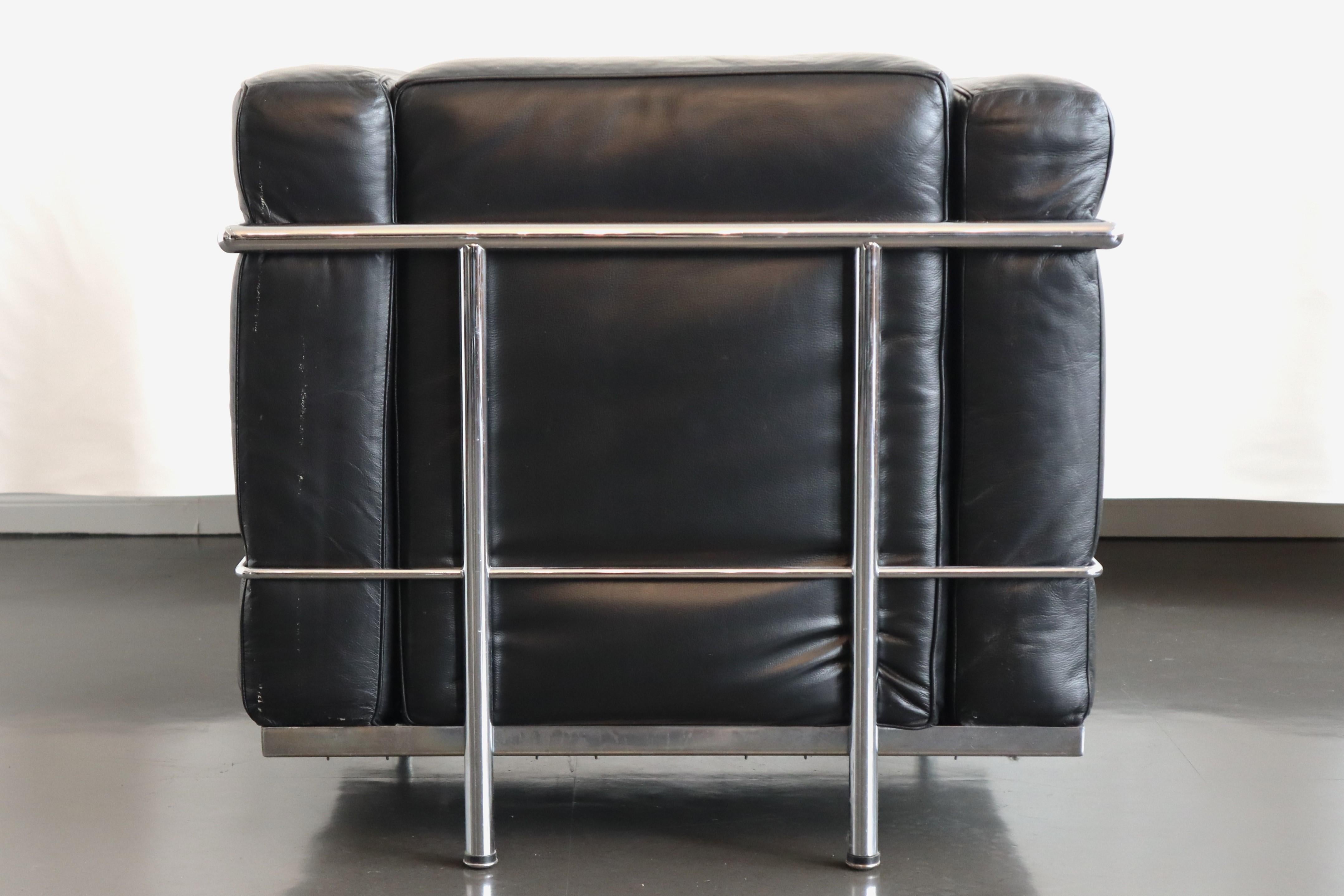 Le Corbusier LC2 Armchair + 3-Seat Sofa Set in Black Leather & Chrome, Alivar For Sale 1
