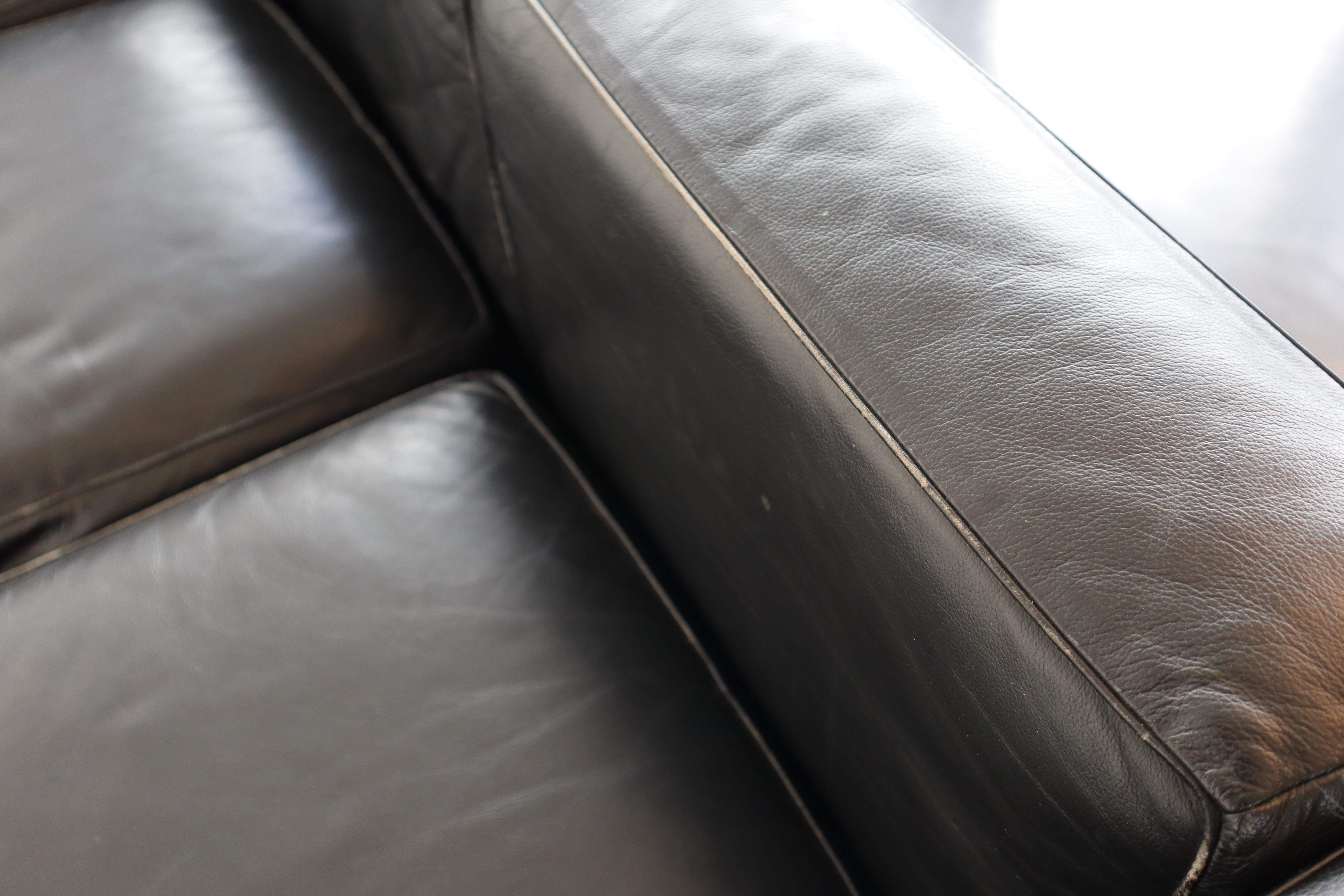Fauteuil Le Corbusier LC2 et ensemble de 3 places de canapé en cuir noir et chrome, Alivar en vente 5