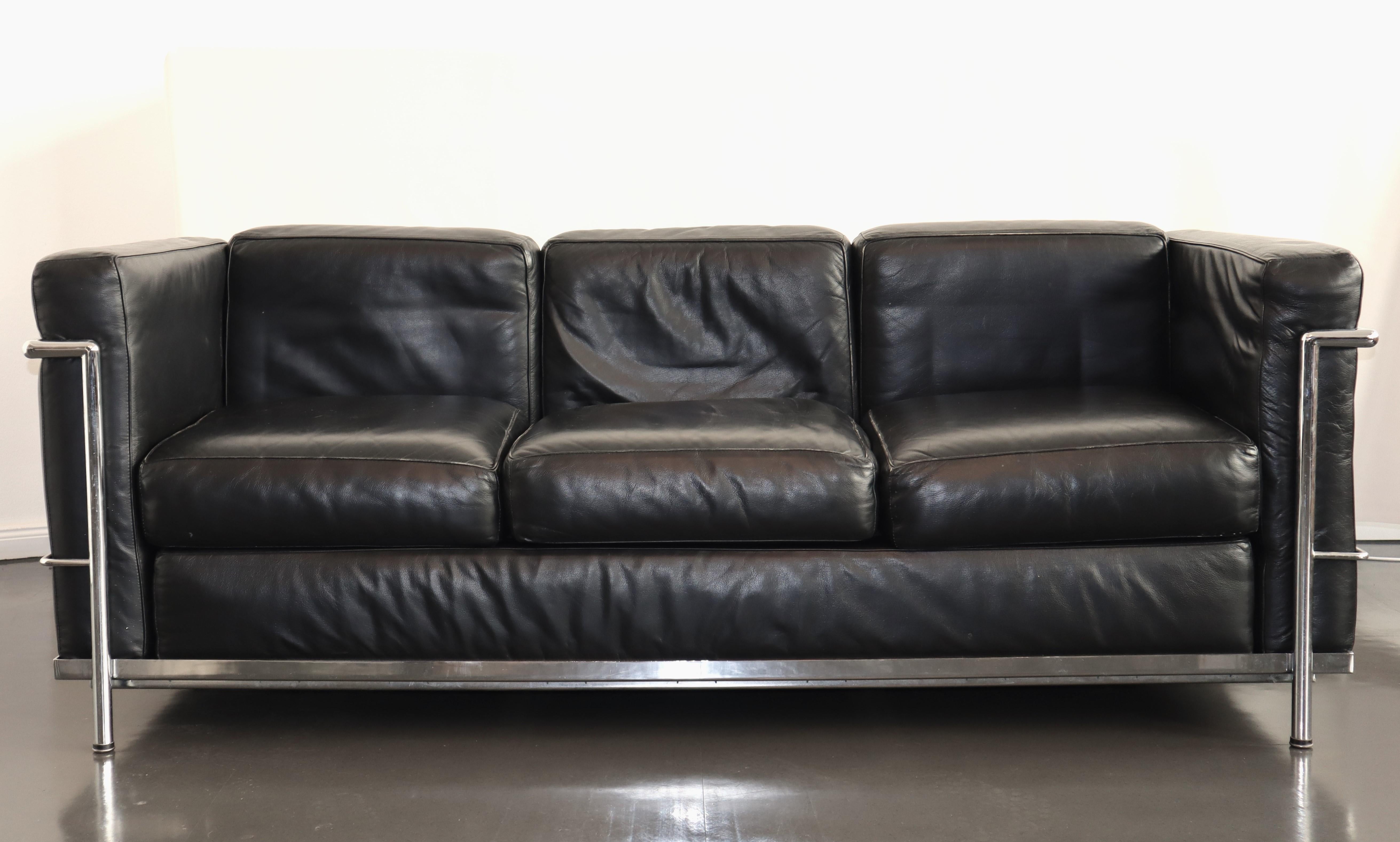 Timelessly iconic Le Corbusier LC2 set of 3-seater sofa and armchair in chrome tube steel and black leather. Made in Italy by Alivar, a highly collectible licensed / authorized producer before Cassina (1980s). Signed with Alivar repeat fabric