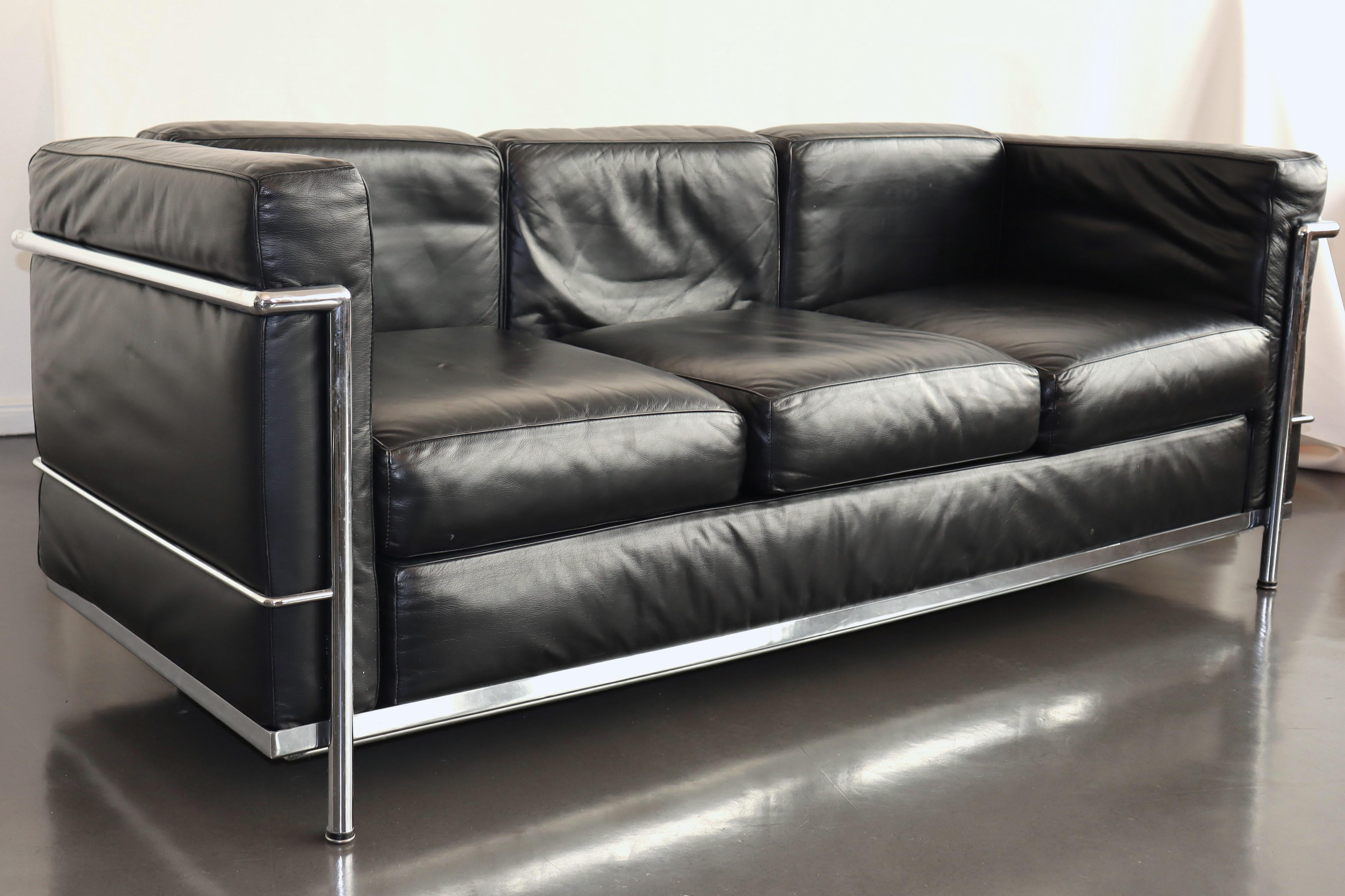 Le Corbusier LC2 Sessel + 3-Sitz-Sofa-Set aus schwarzem Leder und Chrom, Alivar (Bauhaus) im Angebot