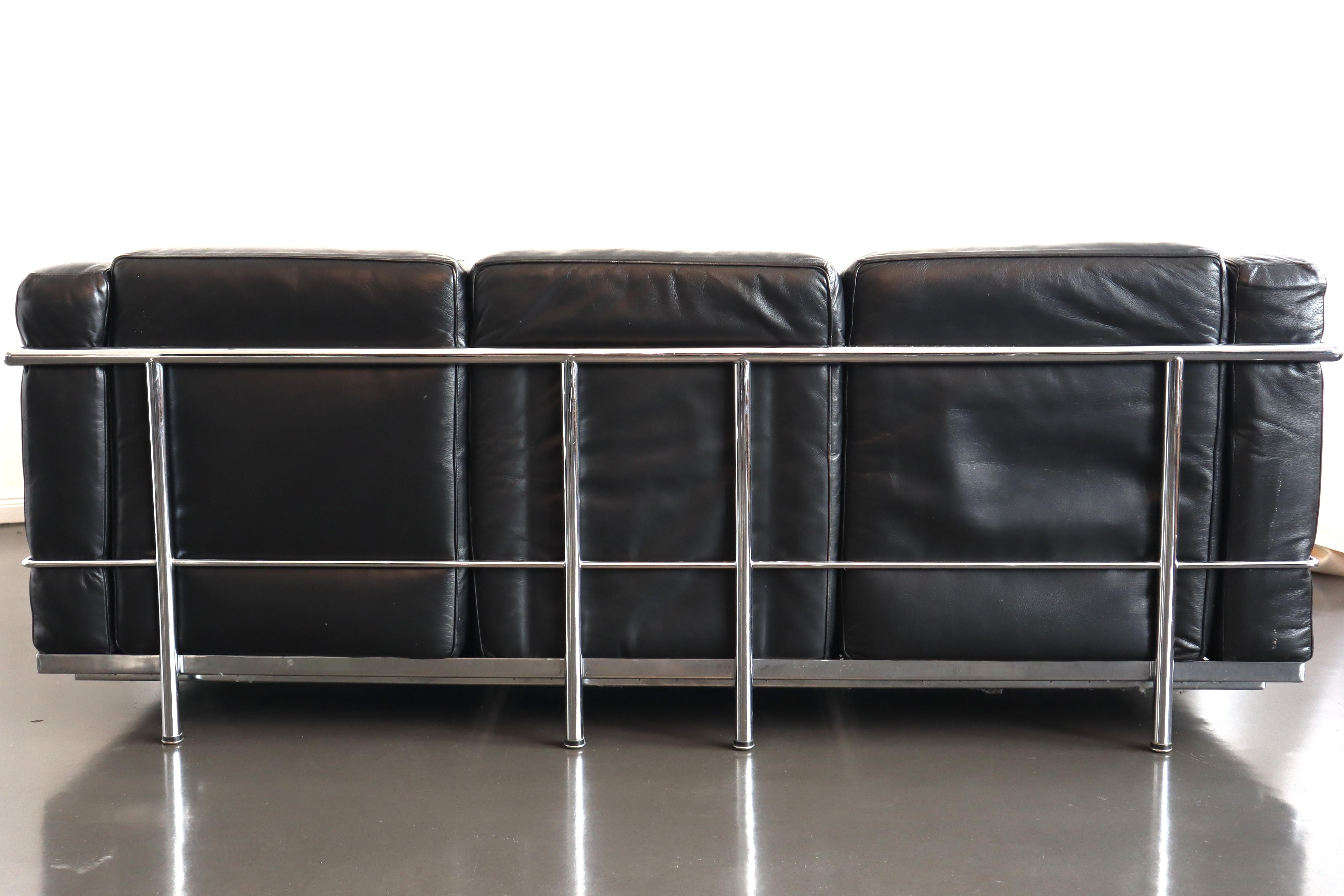 italien Fauteuil Le Corbusier LC2 et ensemble de 3 places de canapé en cuir noir et chrome, Alivar en vente