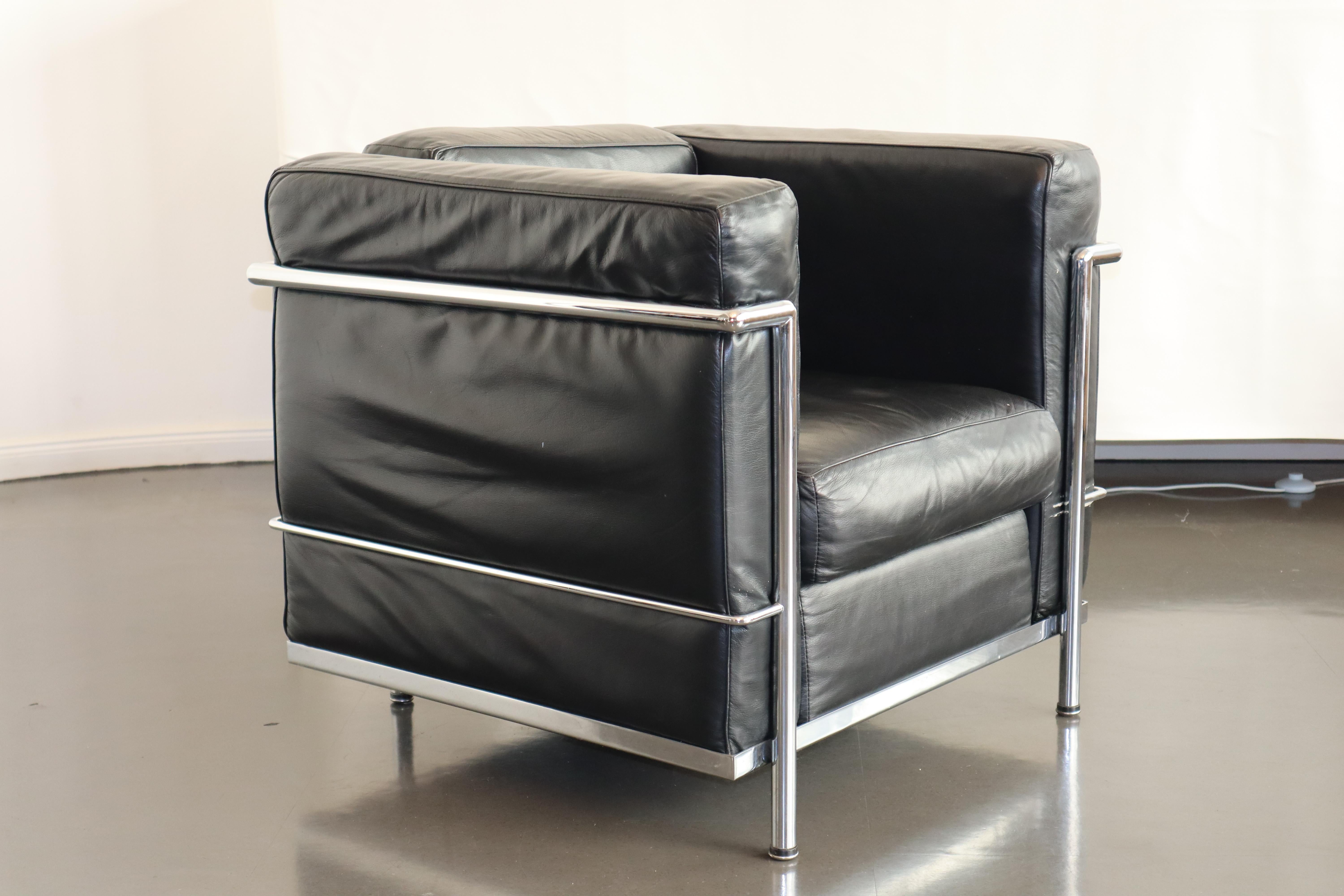 Italiano Le Corbusier LC2 Poltrona + Divano a 3 posti in pelle nera e cromo, Alivar in vendita