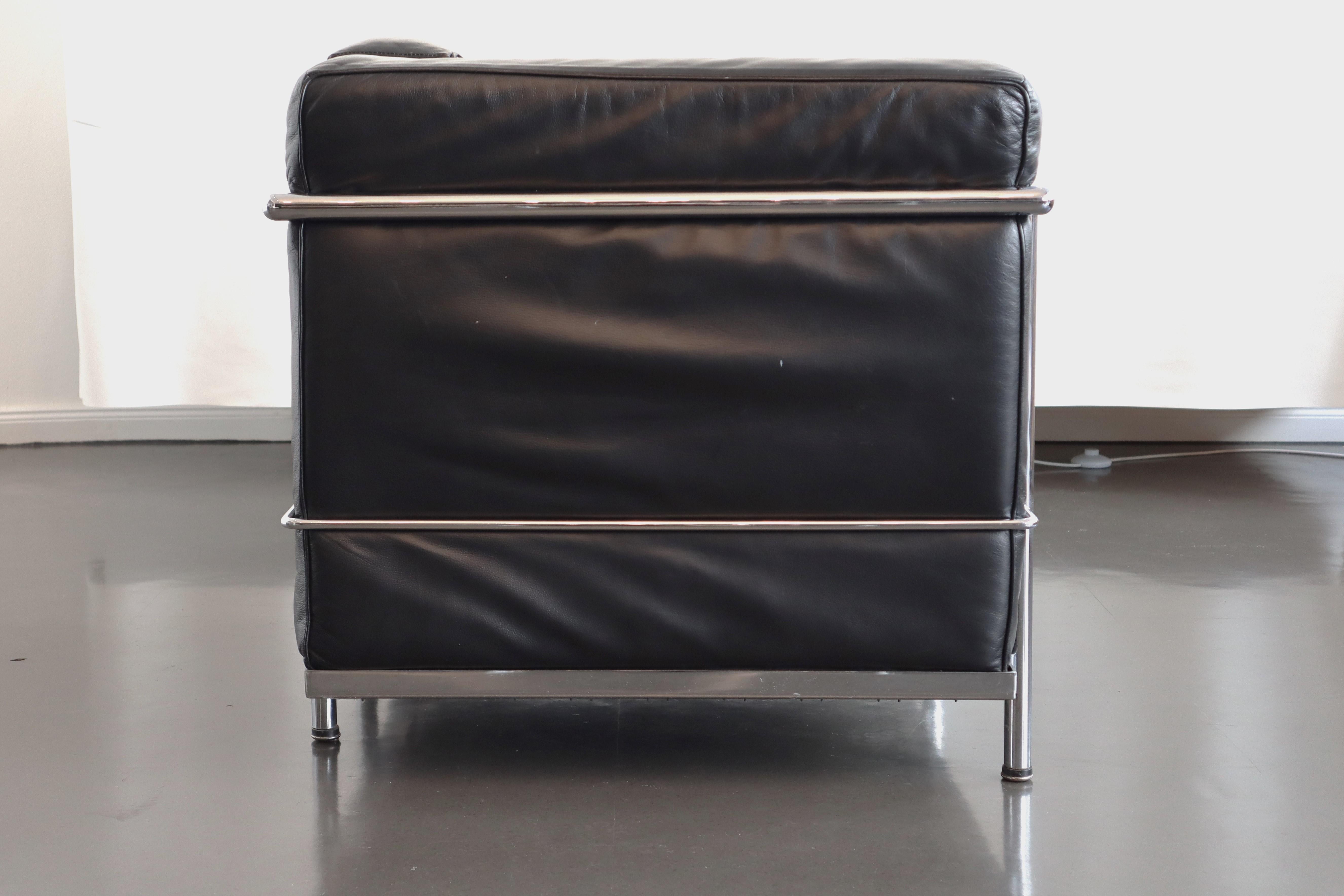 Le Corbusier LC2 Poltrona + Divano a 3 posti in pelle nera e cromo, Alivar In condizioni buone in vendita a Grand Cayman, KY