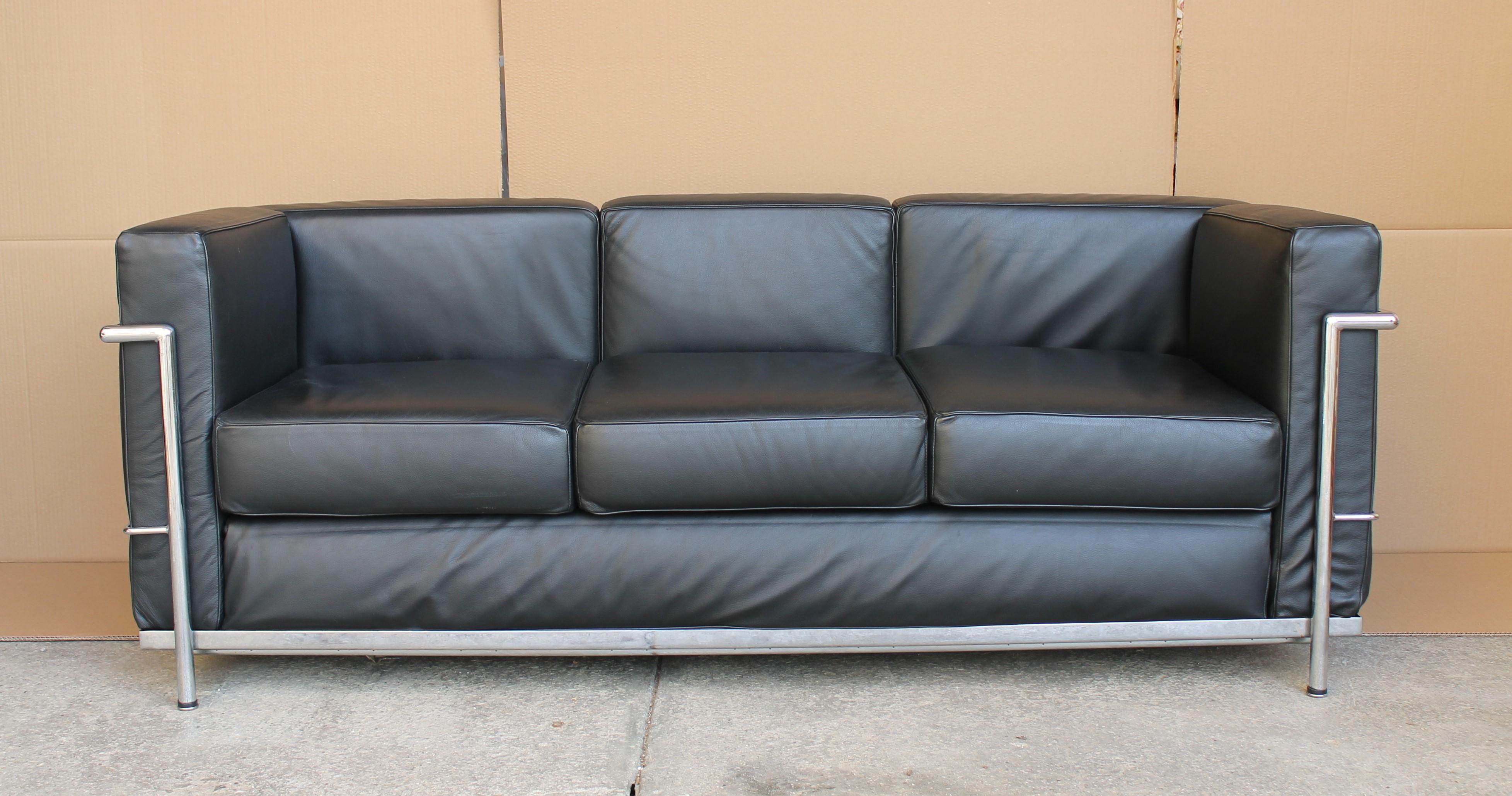 Le Corbusier LC2 black leather three-seat sofa for Alivar.

The sofa is in very good conditions.

Licensed edition Le Corbusier sofa by Alivar. Alivar was the first licensed manufacturer of Le Corbusier designs furniture not Cassina.