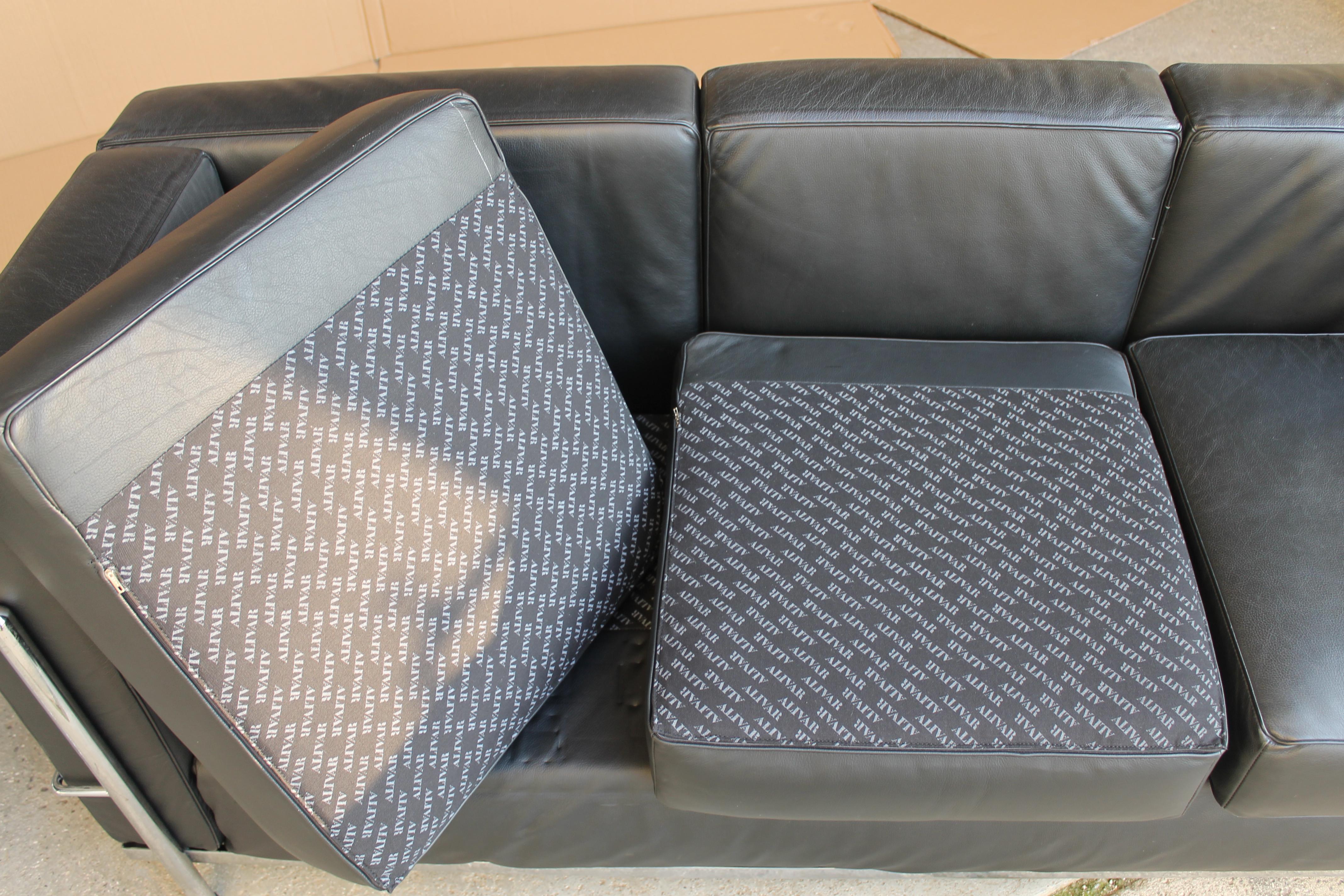 Le Corbusier LC2 Black Leather Three-Seat Sofa for Alivar In Good Condition In Sacile, PN
