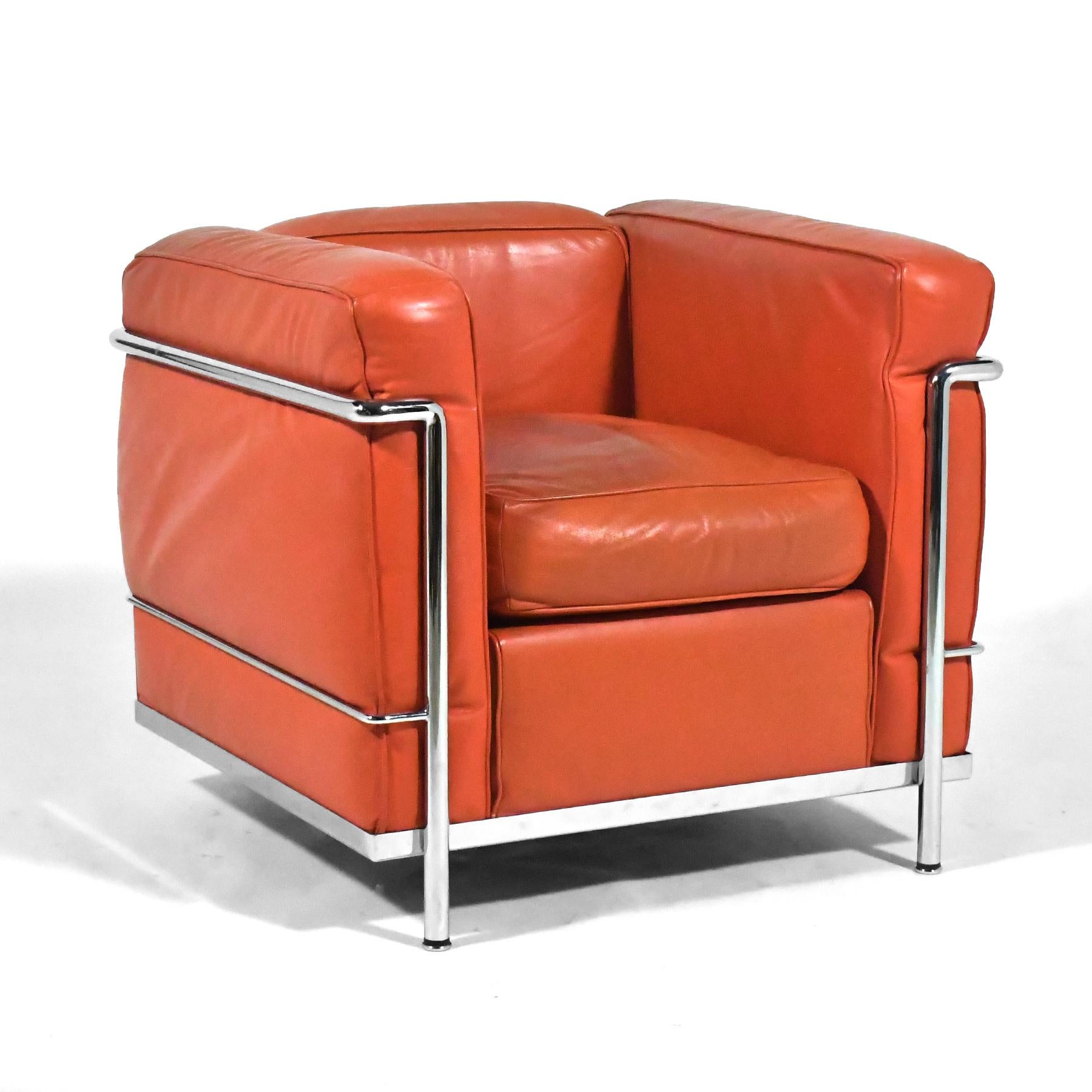 L'iconico design di Le Corbusier del 1928 creato con i suoi collaboratori, Pierre Jeanneret e Charlotte Perriand, la versione ridotta della sua poltrona lounge 