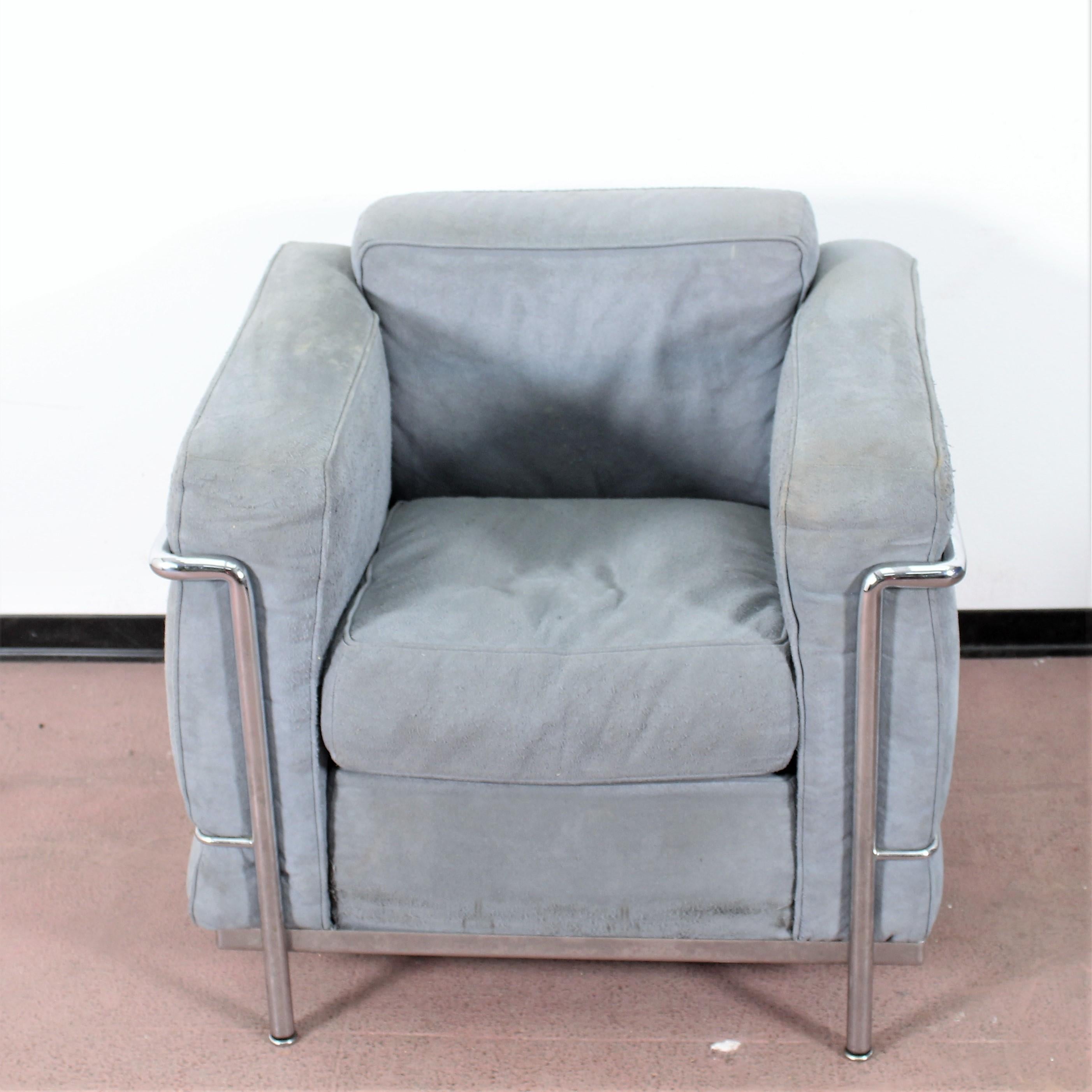 Gray chamois leather armchair, mod. LC2 Petit Confort designed by Le Corbusier and produced by Cassina in 1970s
It features a chromed tubular steel frame
Engraved brand visible on a chromed steel tube
Wear consistent with age and use.