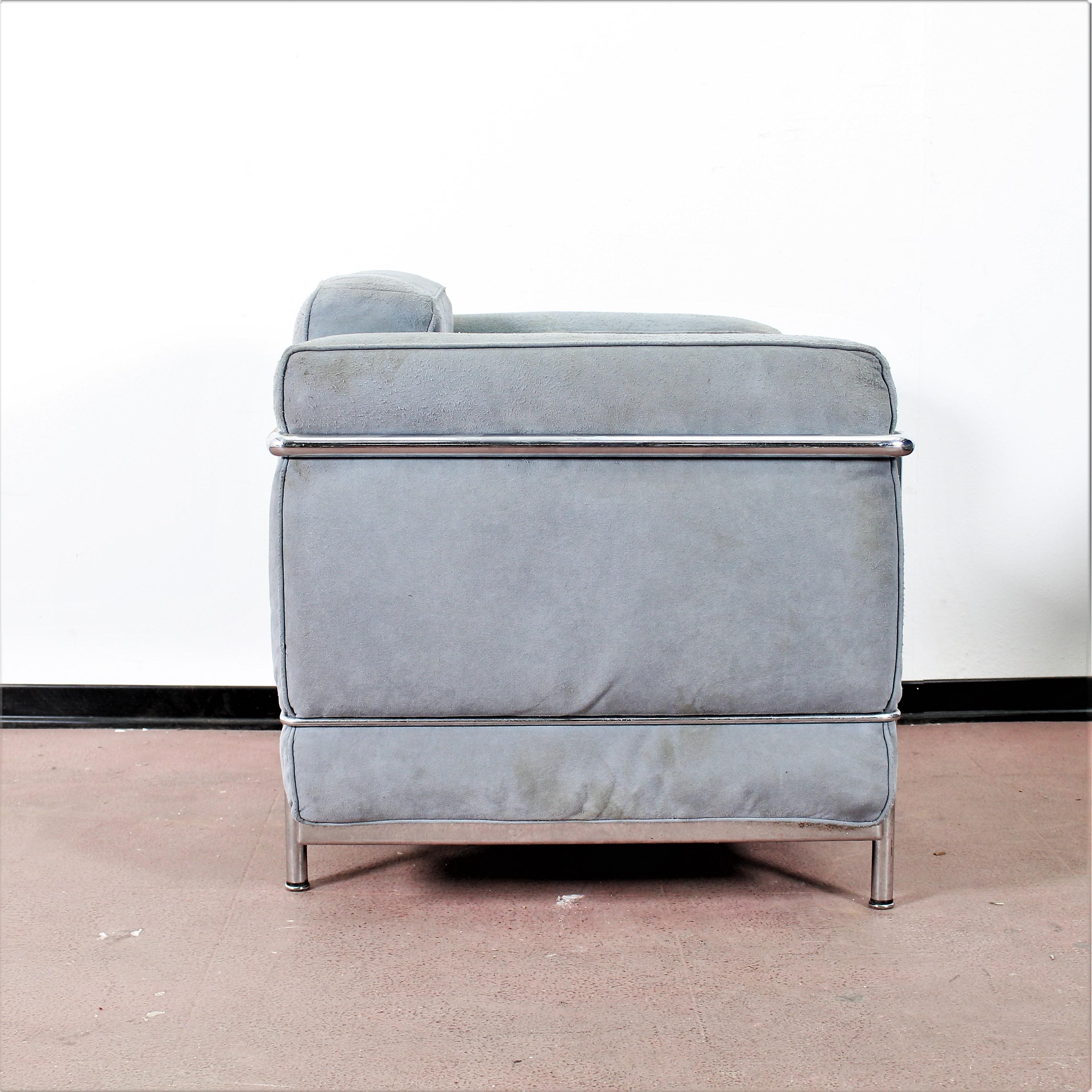 Le Corbusier LC2 Cassina Petit Confort Gray Chamois Leather Armchair Italia 70s In Good Condition In Palermo, IT