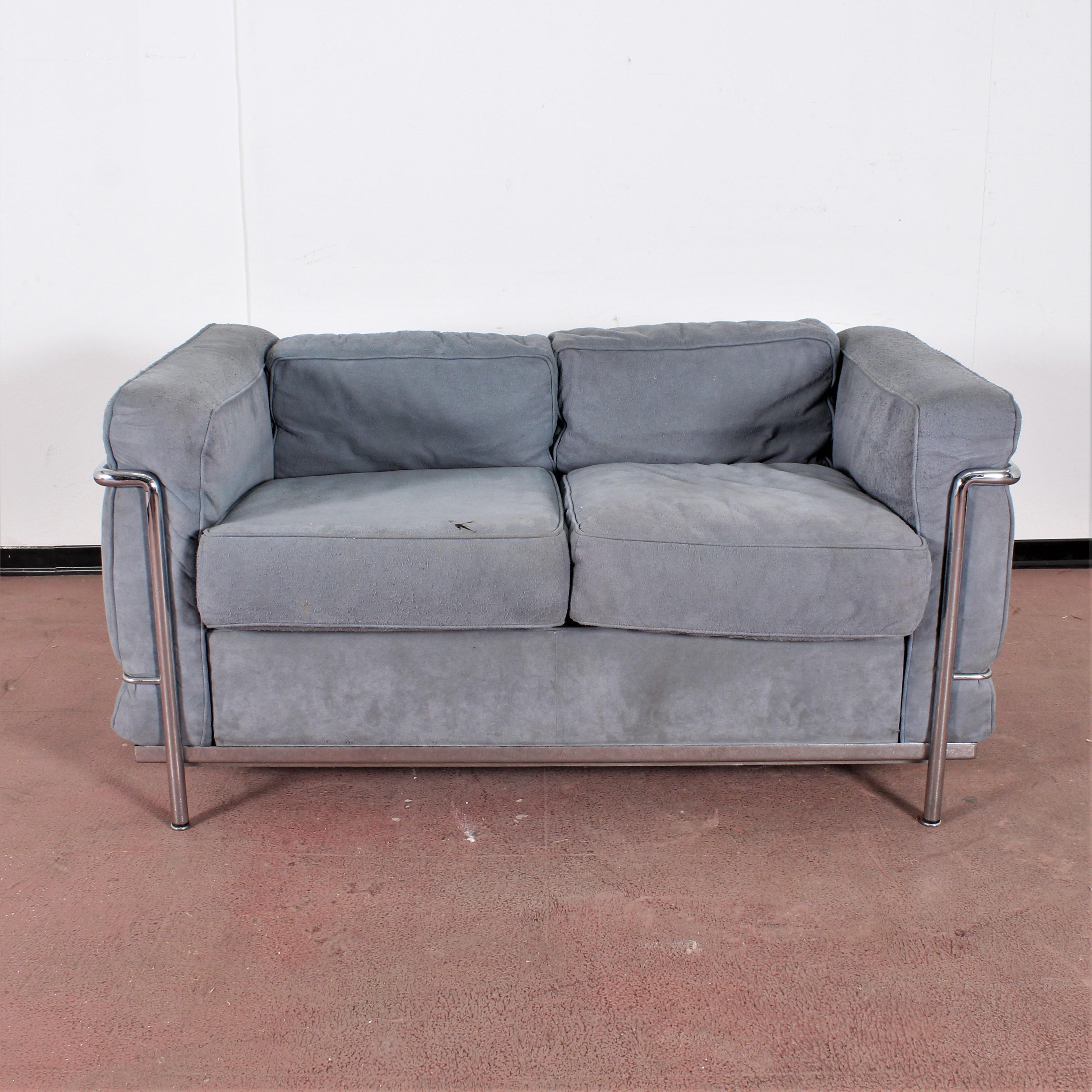 Two-seat gray chamois leather sofa, mod. LC2 designed by Le Corbusier and produced by Cassina in 1970s
It features a chromed tubular steel frame
Engraved brand visible on a chromed steel tube
Wear consistent with age and use.