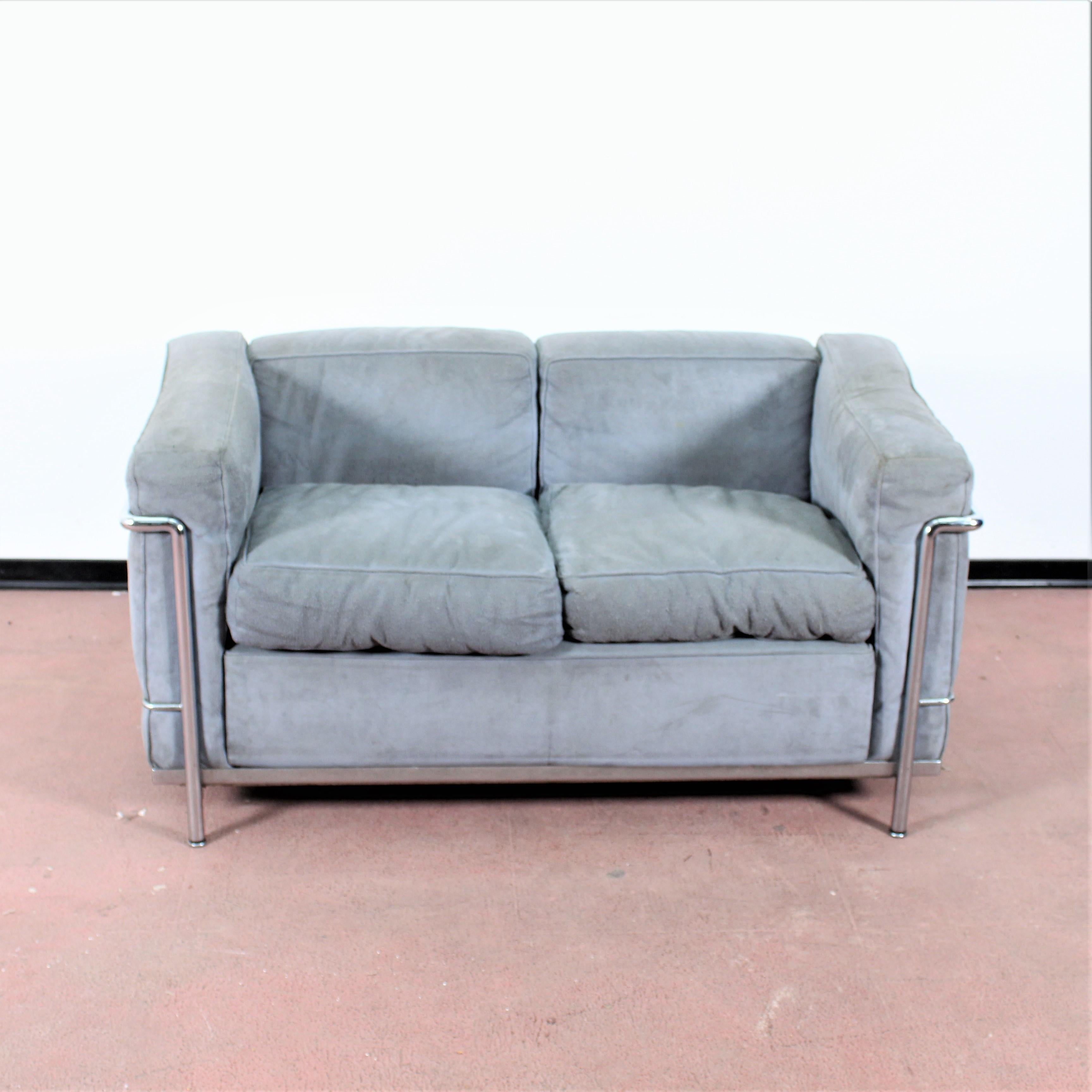 Two-seat gray chamois leather sofa, mod. LC2 designed by Le Corbusier and produced by Cassina in 1970s
It features a chromed tubular steel frame
Engraved brand visible on a chromed steel tube
Wear consistent with age and use.