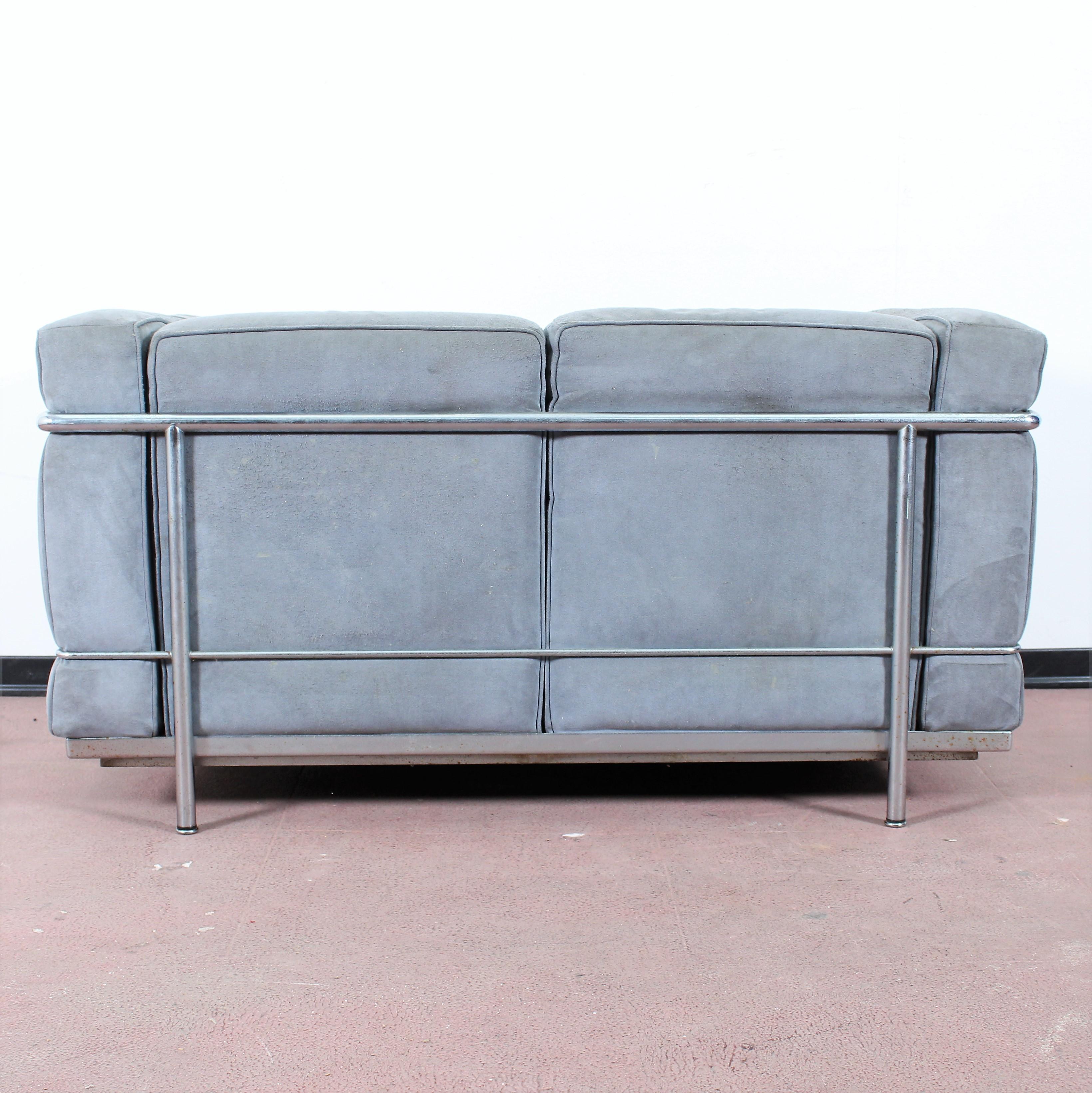 Late 20th Century Le Corbusier LC2 by Cassina Two-Seat Gray Chamois Leather Sofa Italia, 1970s