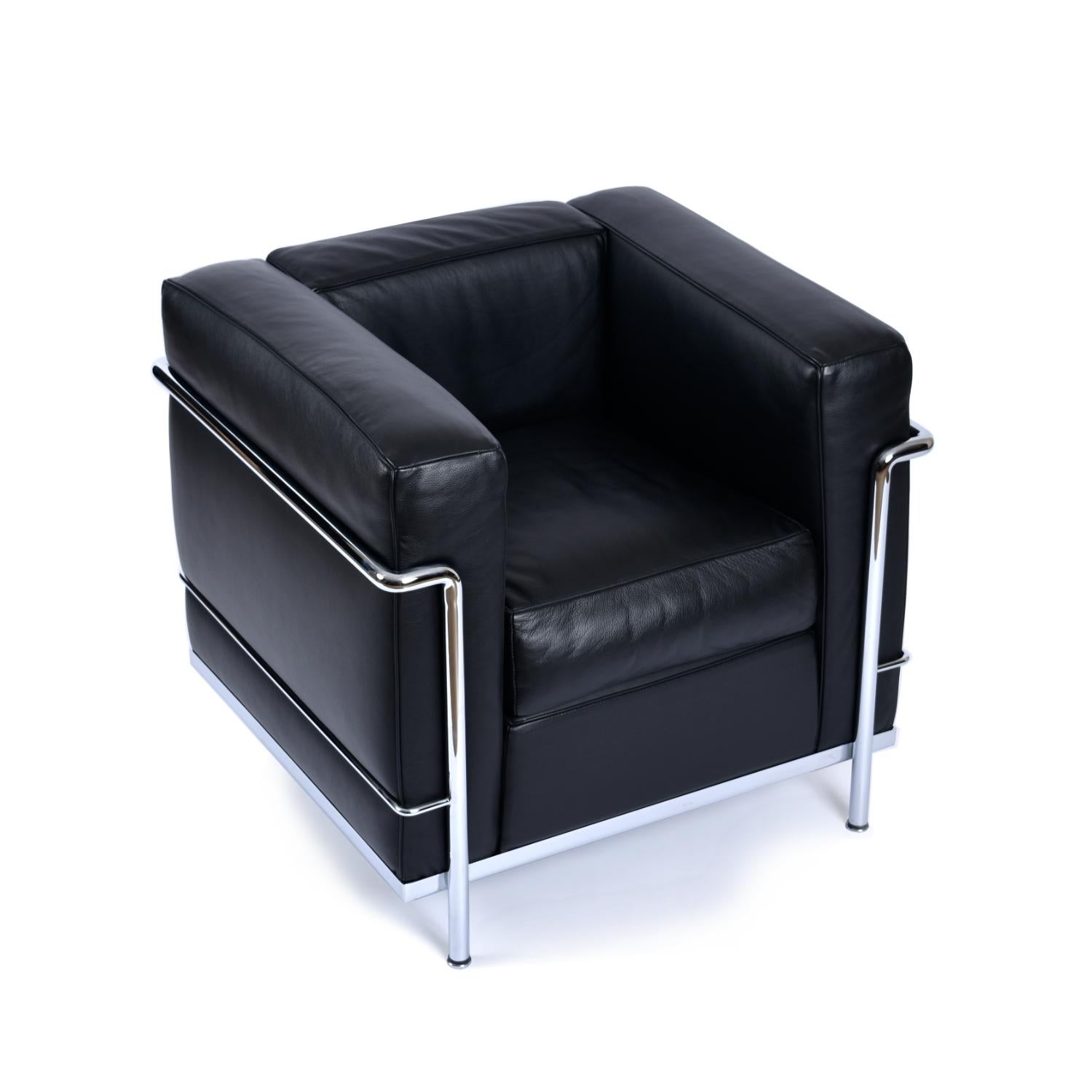Le Corbusier LC2 Chair by Cassina Made in Italy Chrome and Black Leather In Excellent Condition In Chattanooga, TN