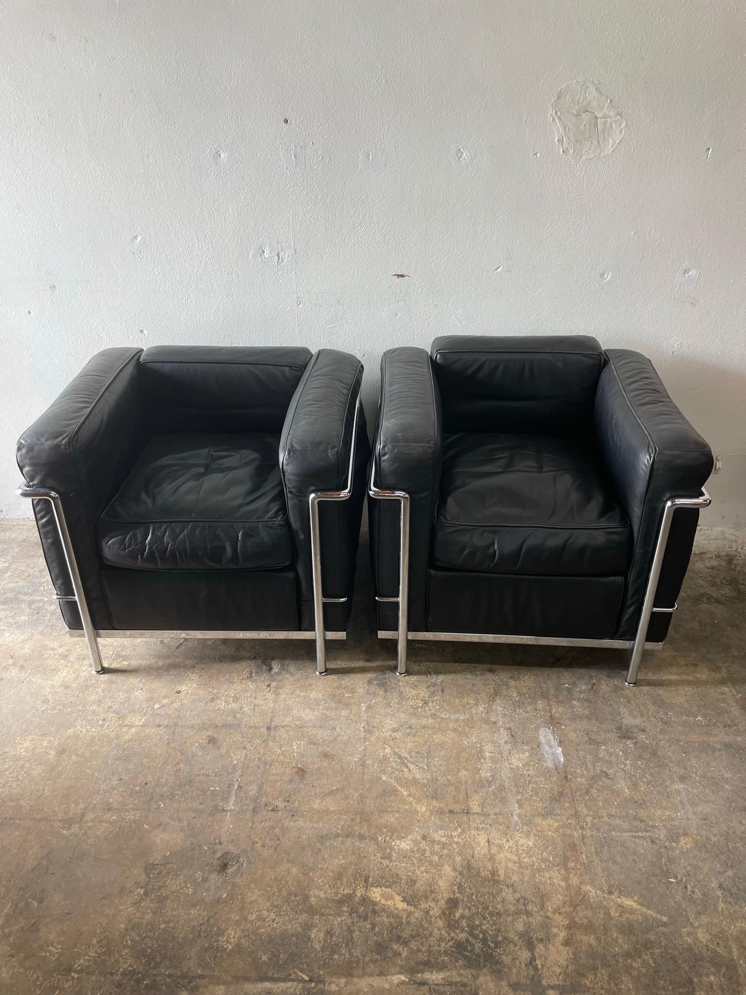 Bauhaus Paire de chaises Le Corbusier LC2 en cuir et chrome en vente