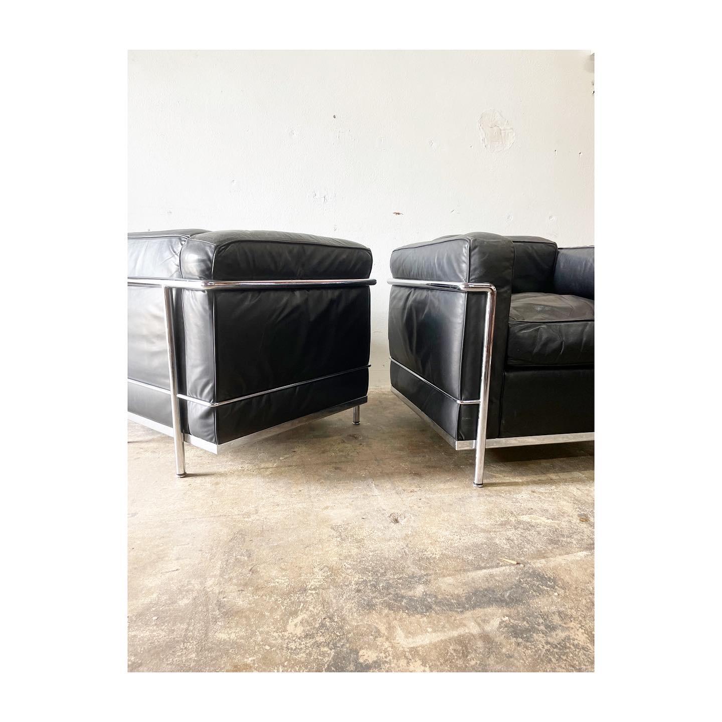Fin du 20e siècle Paire de chaises Le Corbusier LC2 en cuir et chrome en vente