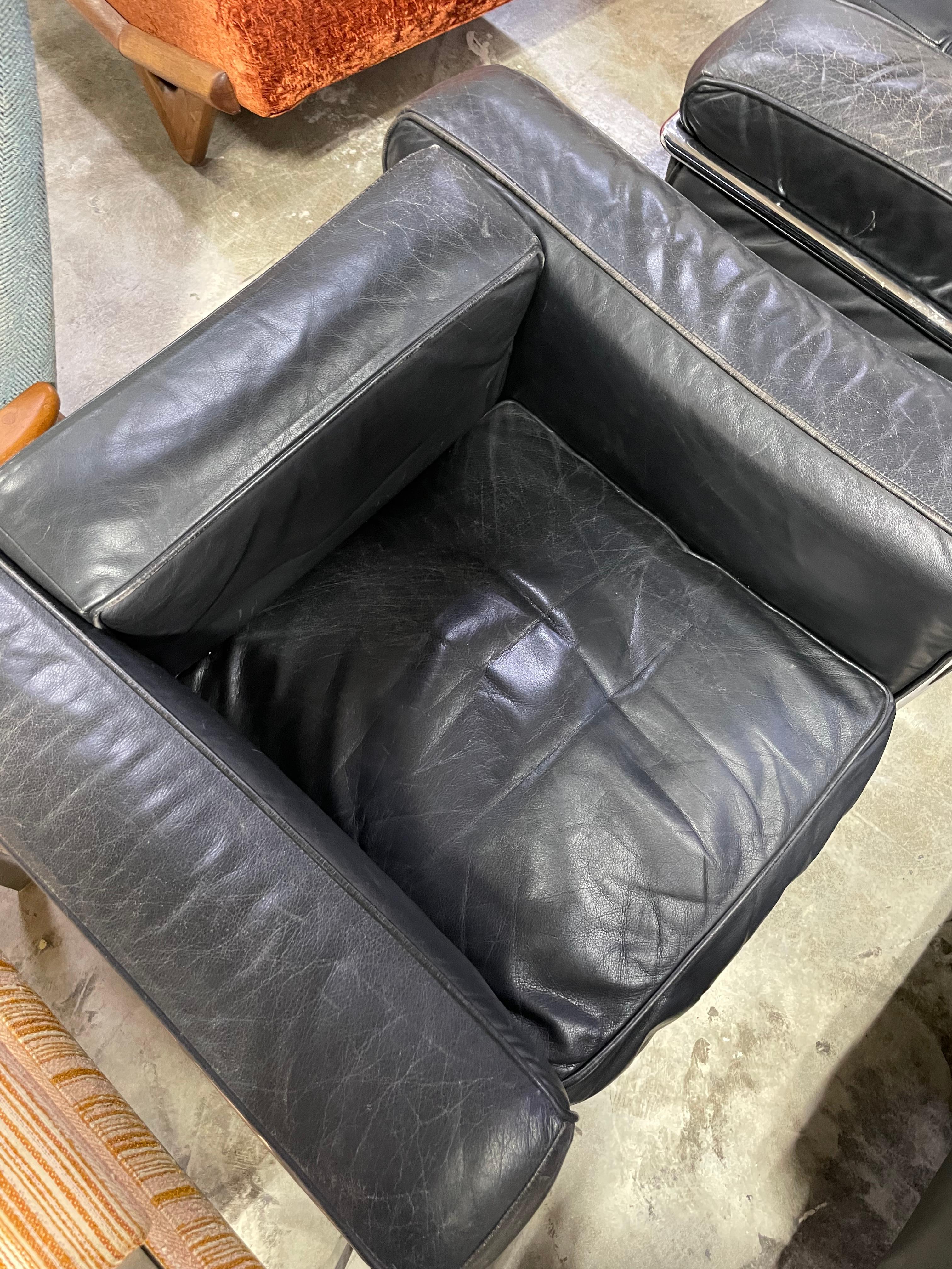 Paire de chaises Le Corbusier LC2 en cuir et chrome en vente 1