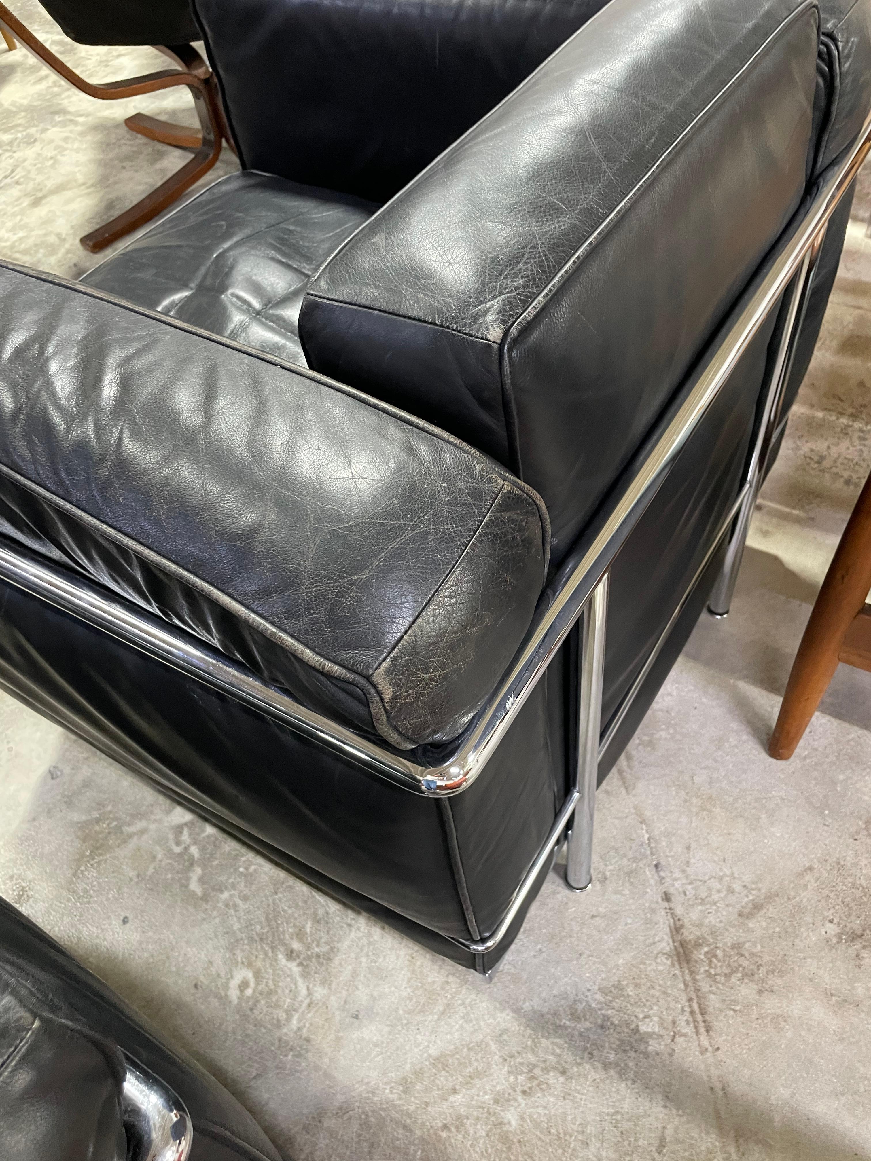 Paire de chaises Le Corbusier LC2 en cuir et chrome 3