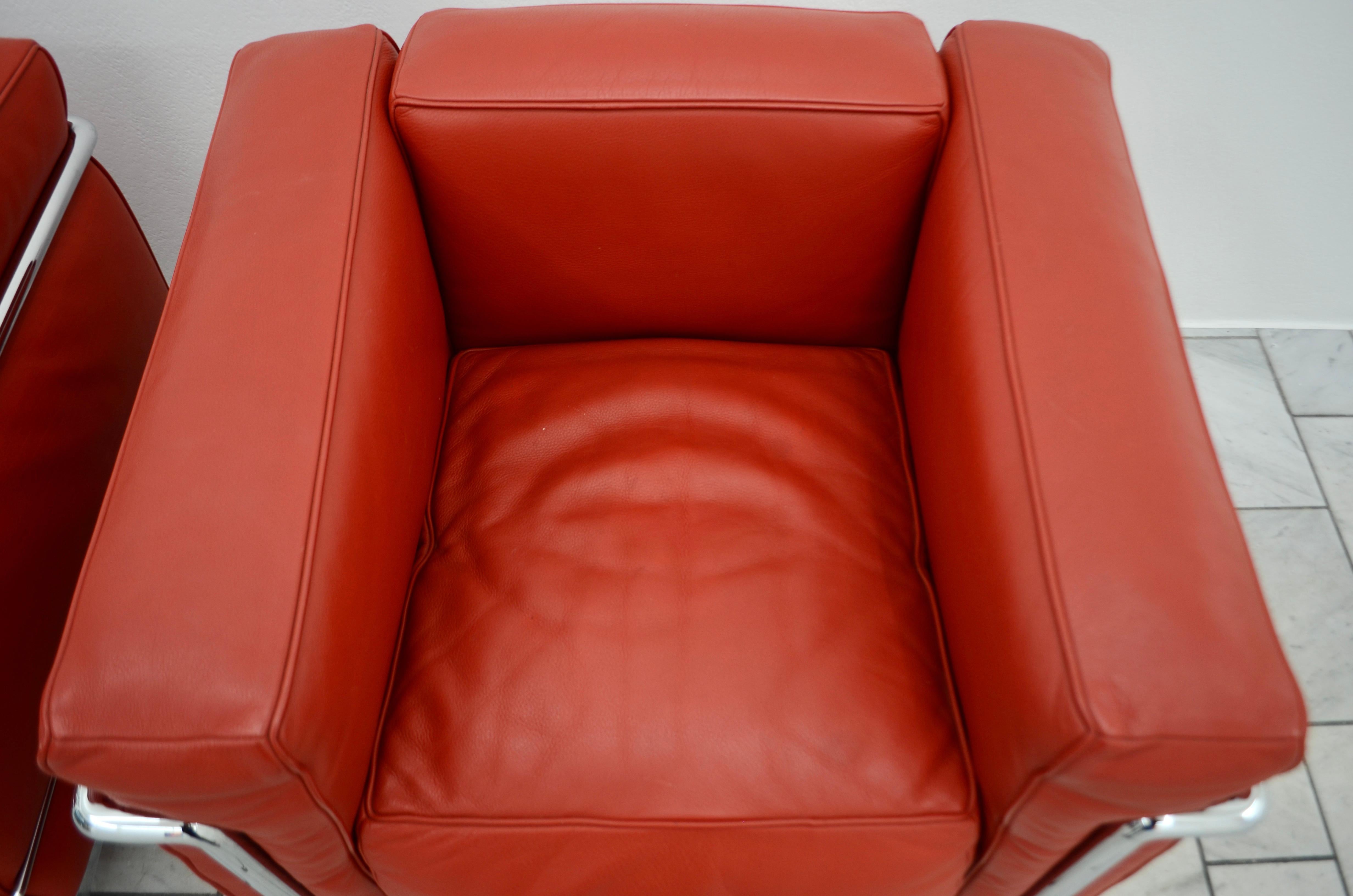 Le Corbusier LC2 Leather Armchair by Cassina carmin For Sale 1