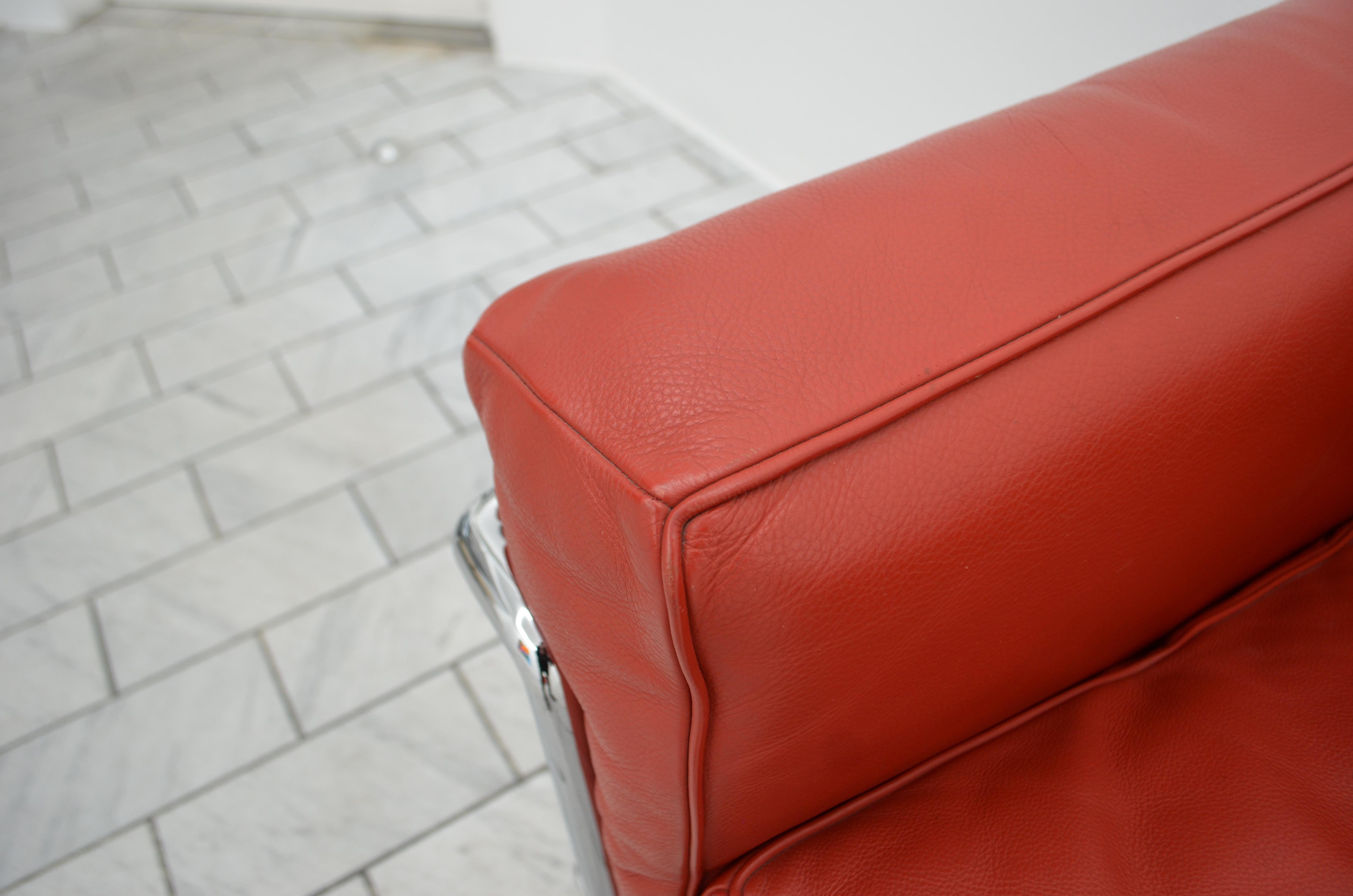 Poltrona Le Corbusier LC2 in pelle di Cassina carmin 2
