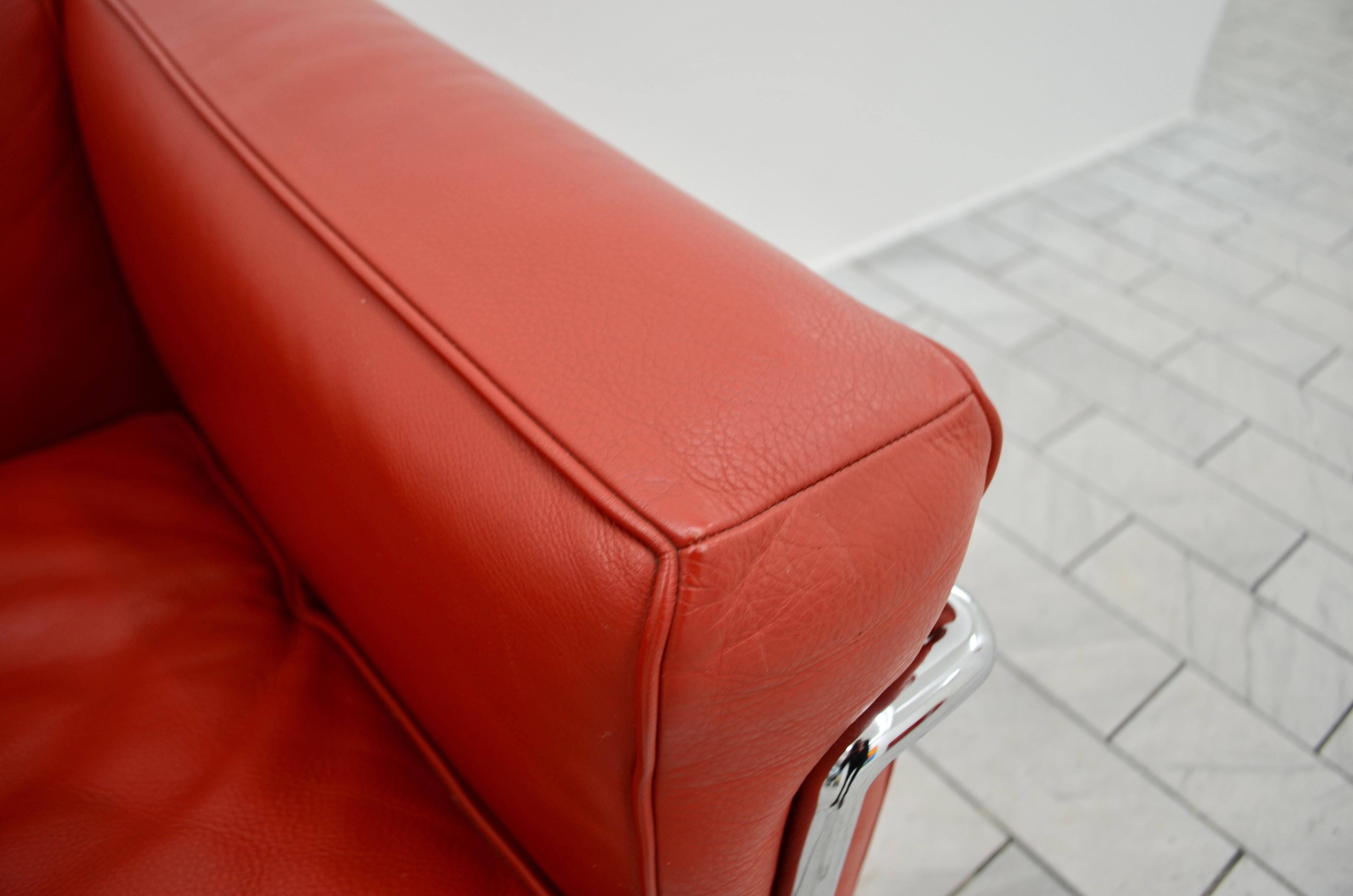 Le Corbusier LC2 Leather Armchair by Cassina carmin 4