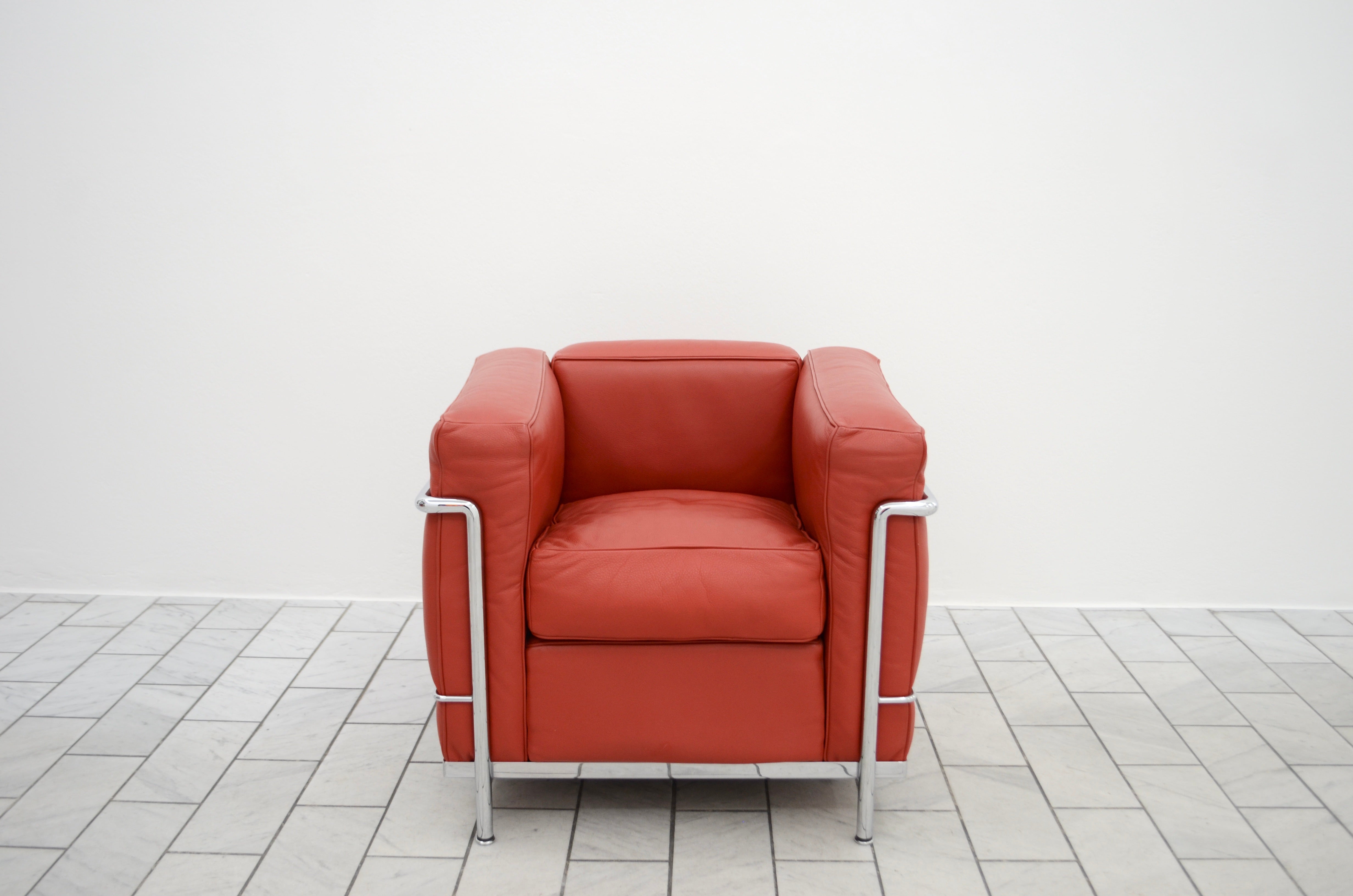 This LC2 armchair in red  carmin leather was designed by Le Corbusier and produced by Cassina. 
It features a chromed steel frame. 
Classic Modern Bauhaus object in good condition.
LCX Scozia
Carminio
Z Leather qulity
13X290
