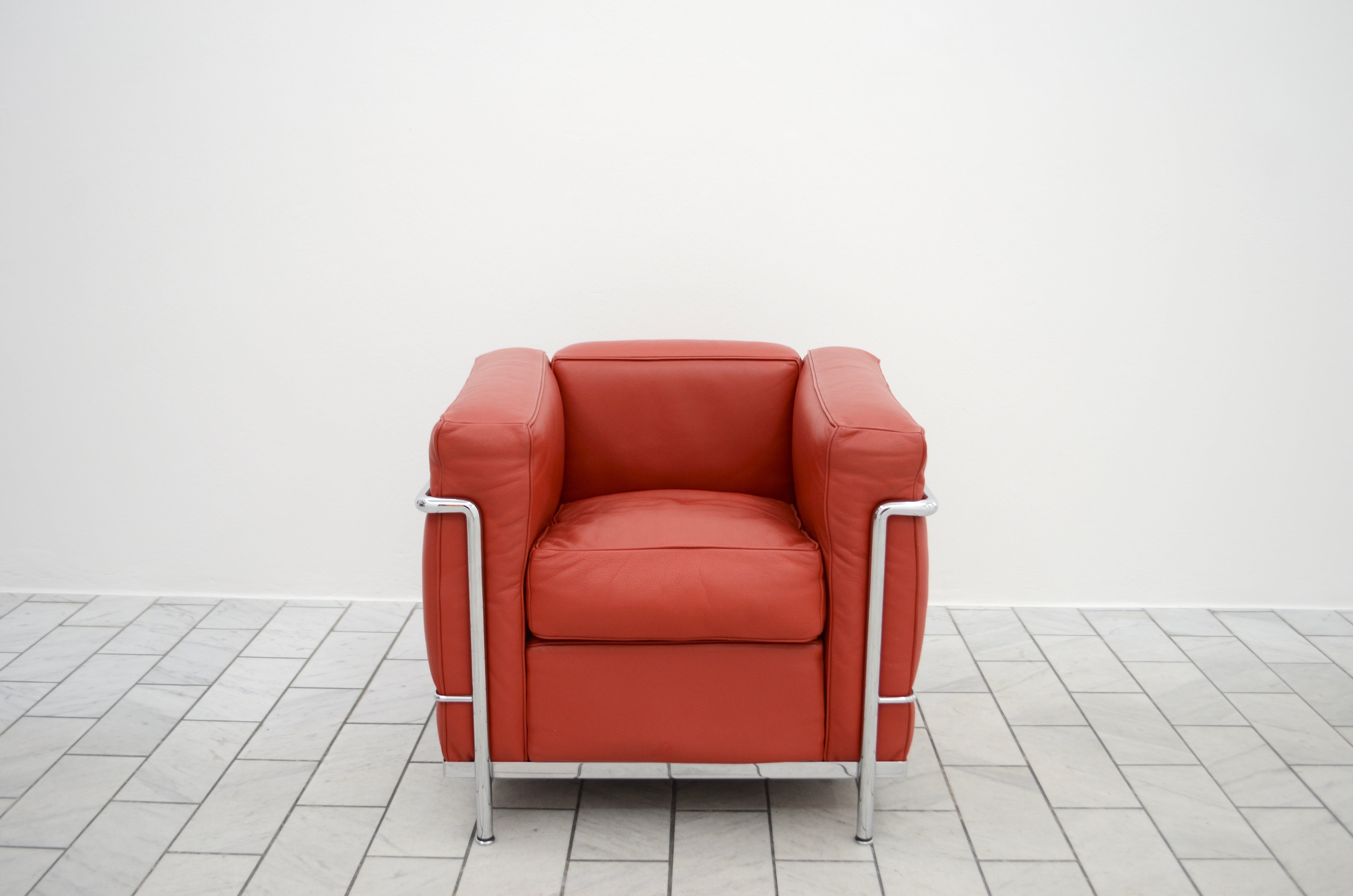 Questa poltrona LC2 in rosso  La pelle di carmin è stata disegnata da Le Corbusier e prodotta da Cassina. 
Presenta una struttura in acciaio cromato. 
Classico oggetto moderno Bauhaus in buone condizioni.
LCX Scozia
Carminio
Z & Z Qualità della