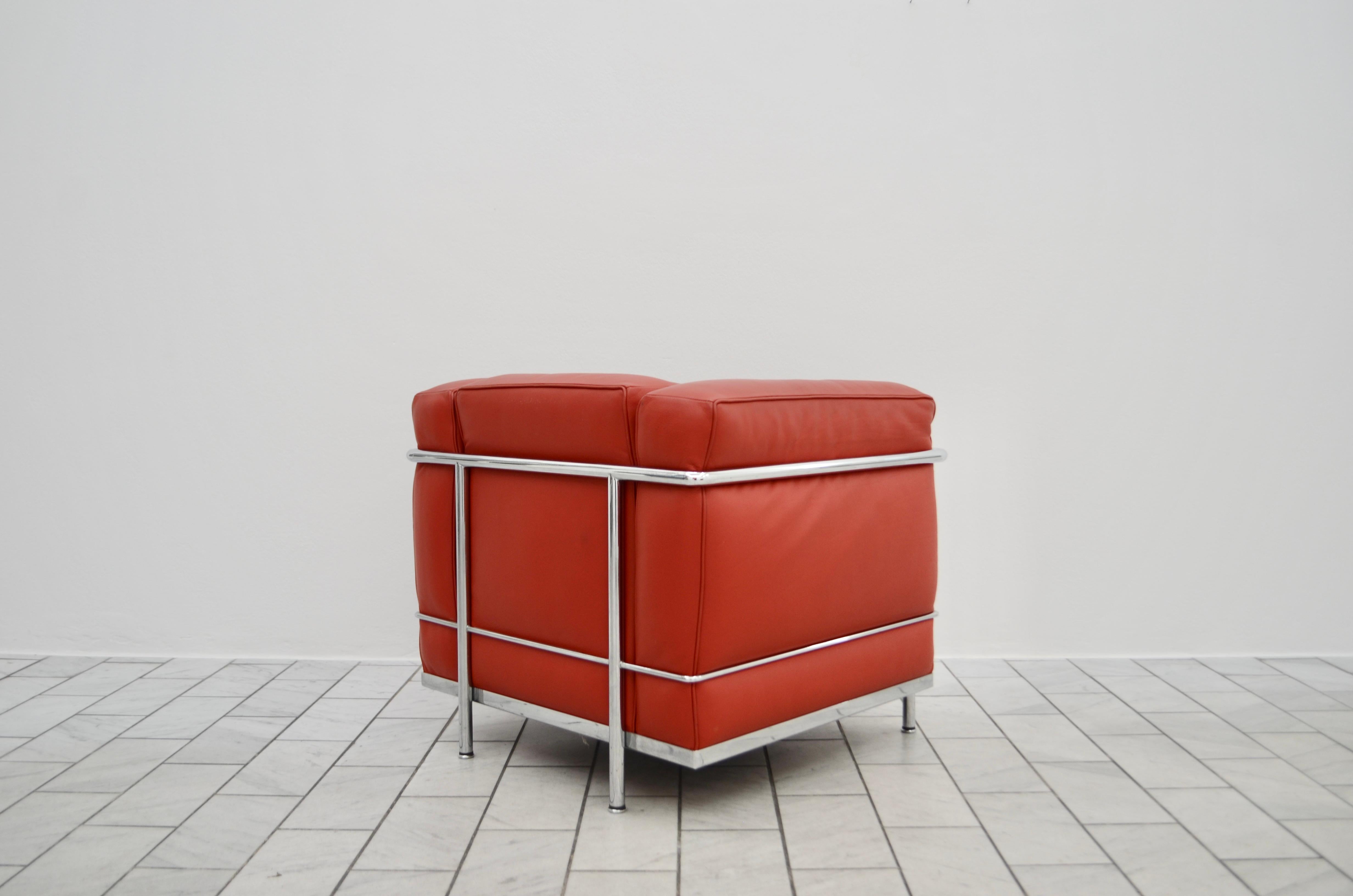 Bauhaus Le Corbusier LC2 Leather Armchair by Cassina carmin For Sale