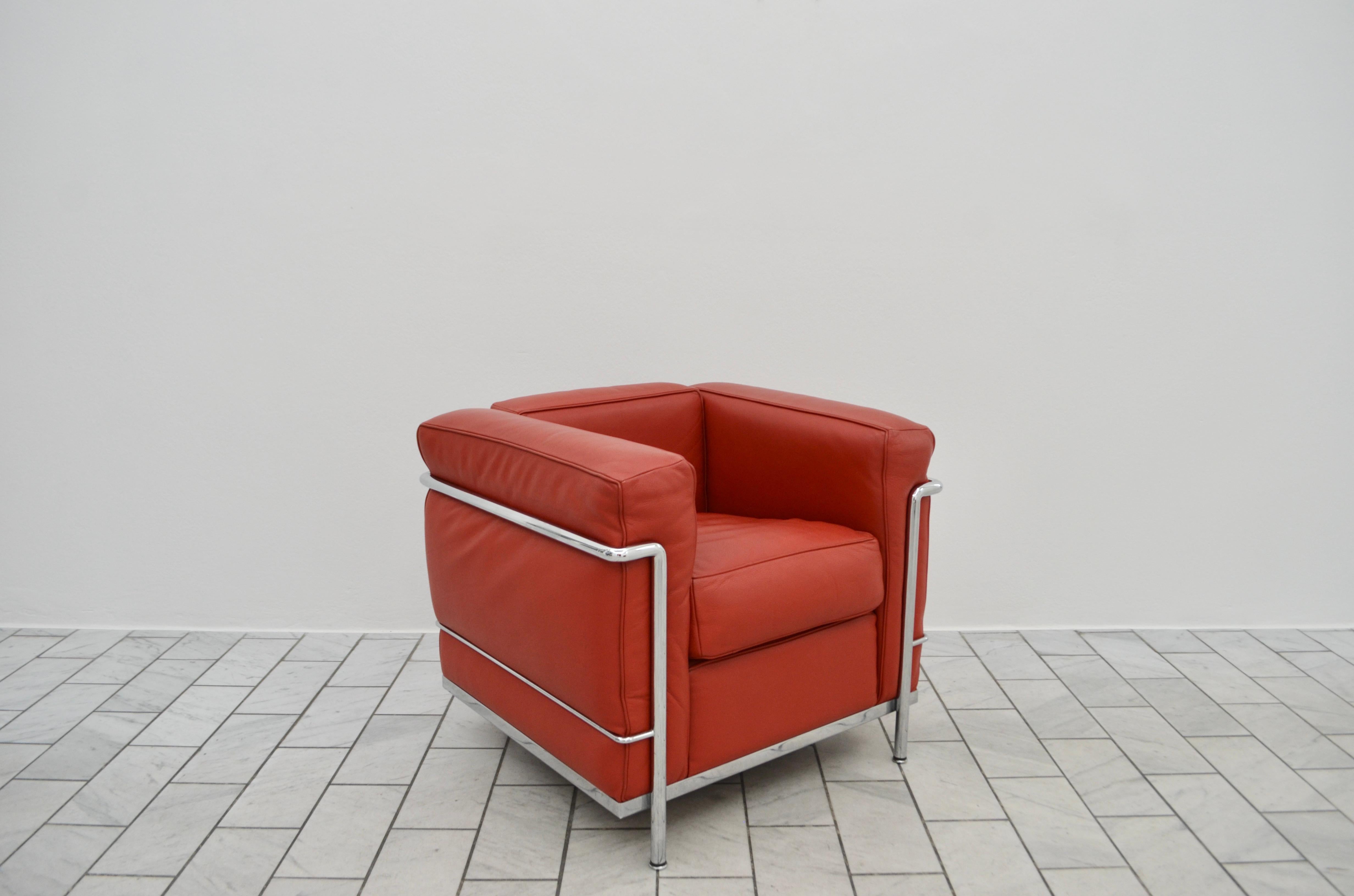 Le Corbusier LC2 Leather Armchair by Cassina carmin In Good Condition For Sale In Munich, Bavaria