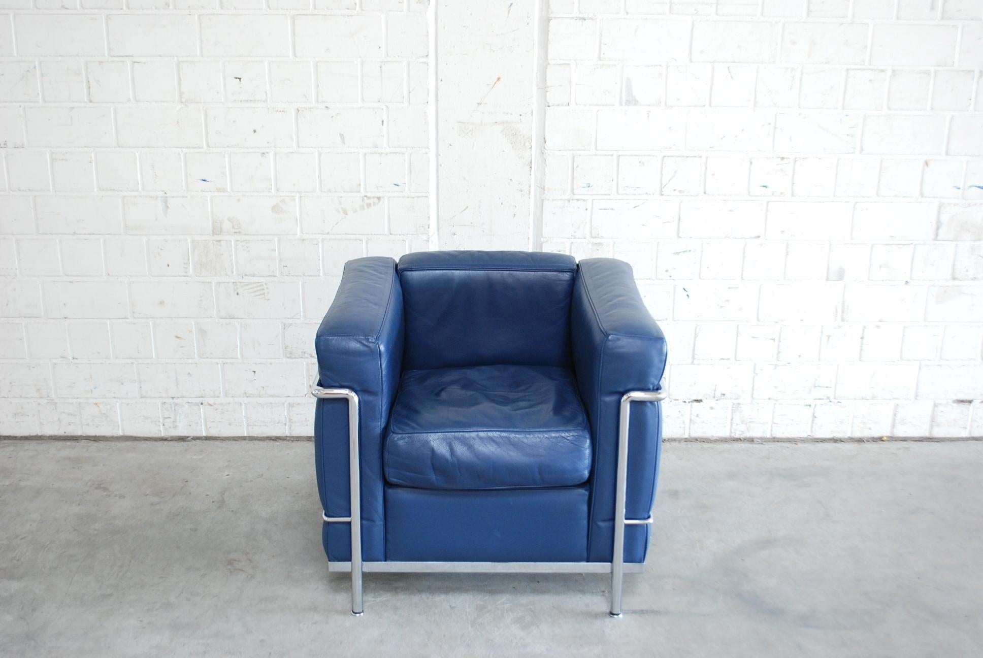 This LC2 armchair in blue leather was designed by Le Corbusier/ Pierre Jeanneret/ Charlotte Perriand and produced by Cassina.
It features the classic chrome steel frame.